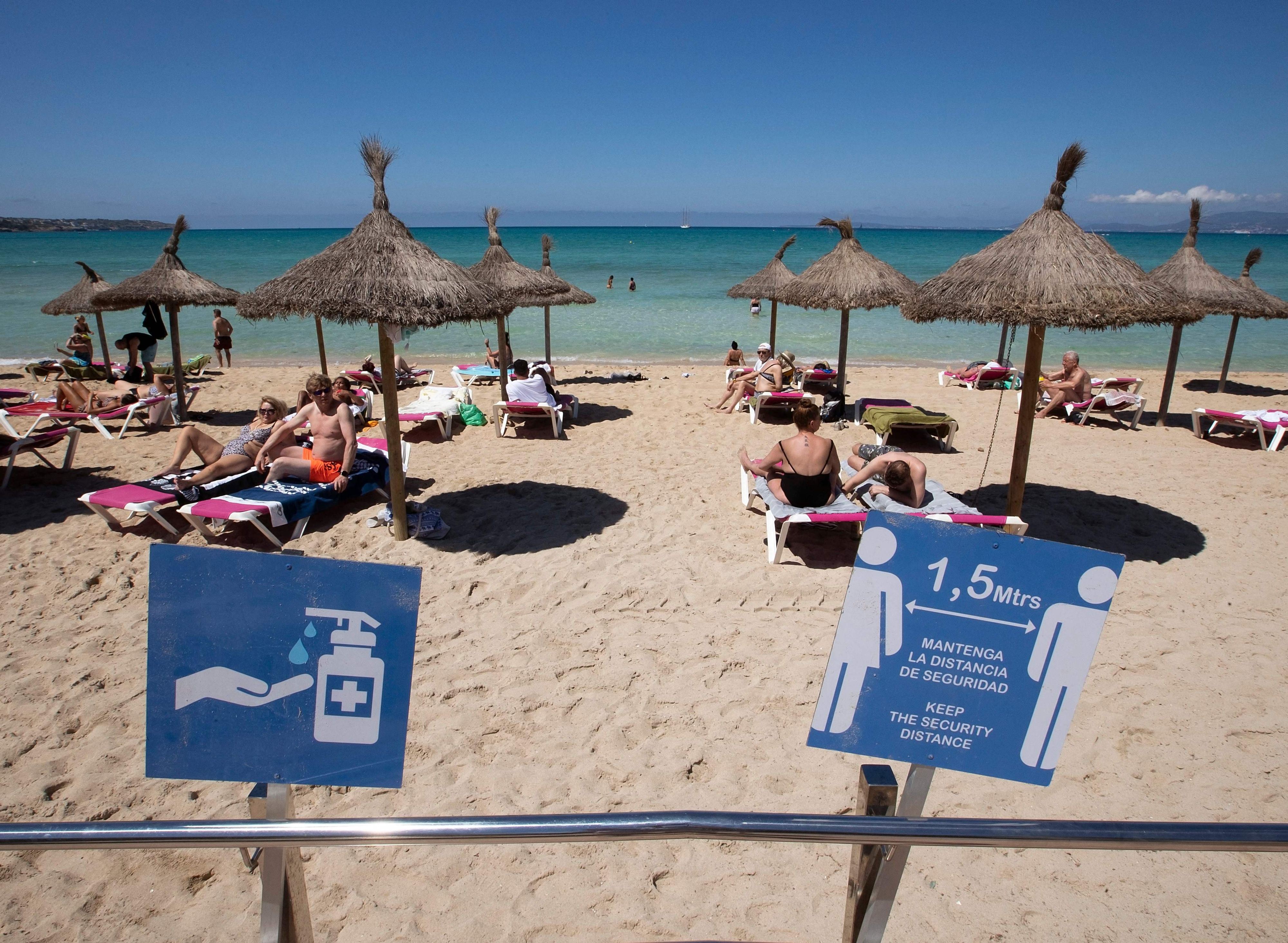 Download von www.picturedesk.com am 21.06.2021 (15:55).  Tourists sunbathe at Palma Beach in Palma de Mallorca on June 7, 2021. - Spain opened its borders to vaccinated travellers from all over the world, hoping an influx of visitors will revitalise an all-important tourism sector that has been battered by the coronavirus pandemic. (Photo by JAIME REINA / AFP) - 20210607_PD4106 - Rechteinfo: Rights Managed (RM) Nur für redaktionelle Nutzung! Werbliche Nutzung erfordert Freigabe: bitte schicken Sie uns eine Anfrage.