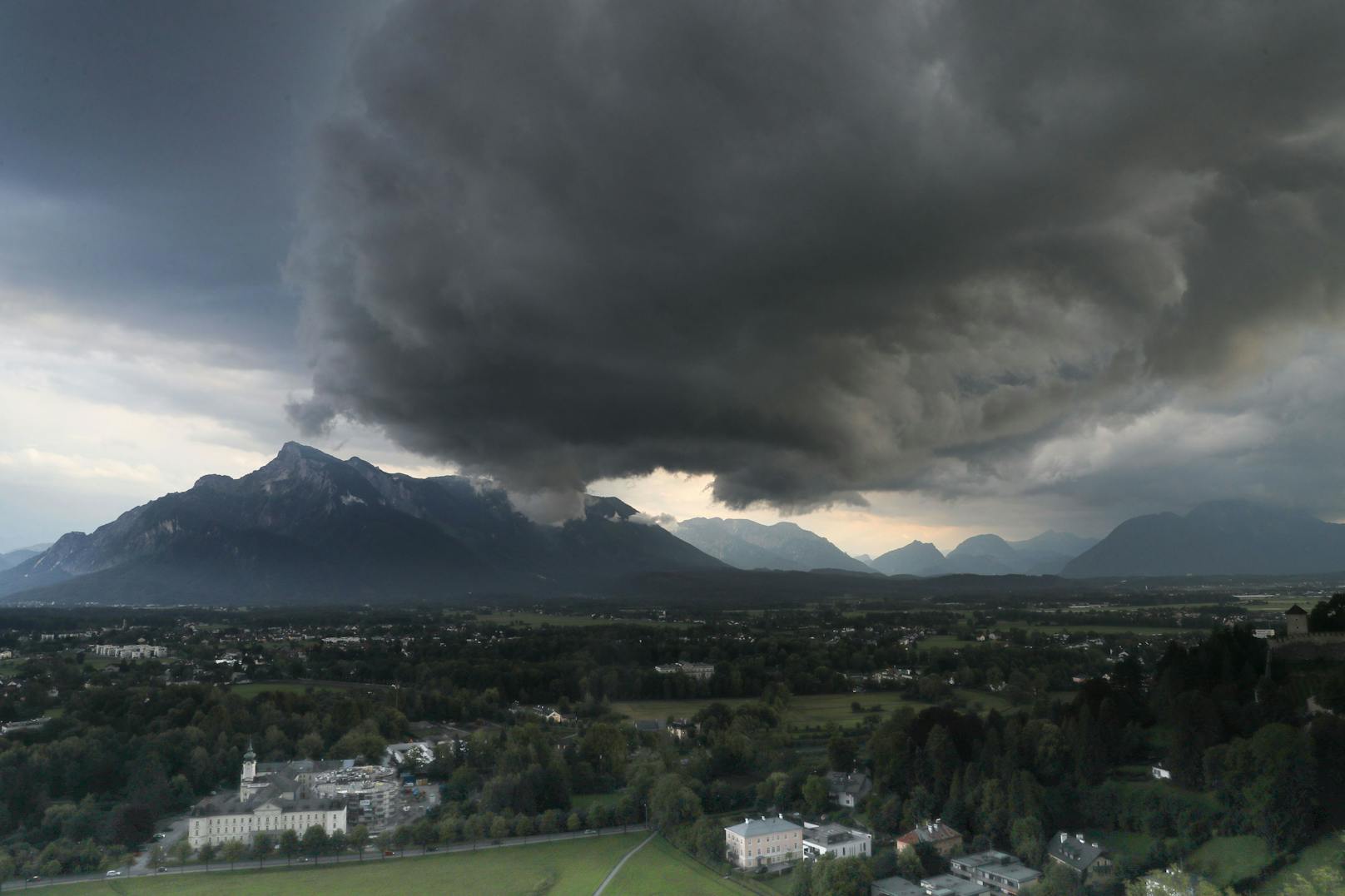 Schwarze Gewitterwolken ziehen über den Untersberg nahe der Stadt Salzburg auf. Archivbild