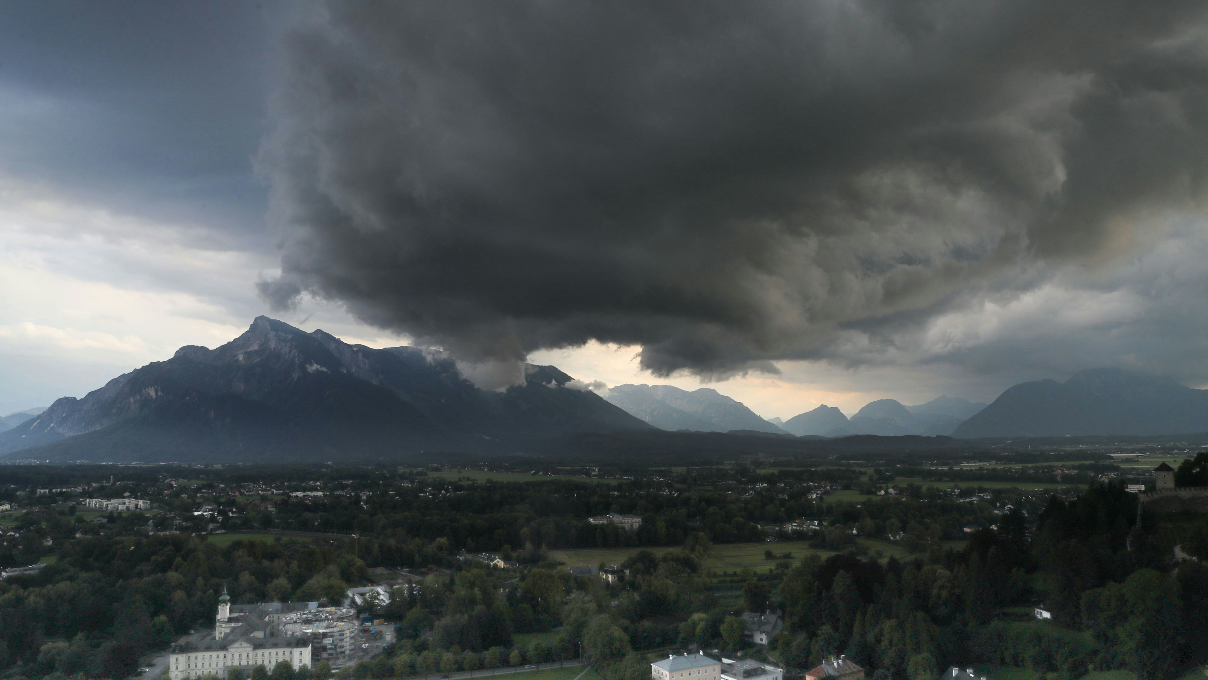 Schwarze Gewitterwolken ziehen über den Untersberg nahe der Stadt Salzburg auf. Archivbild