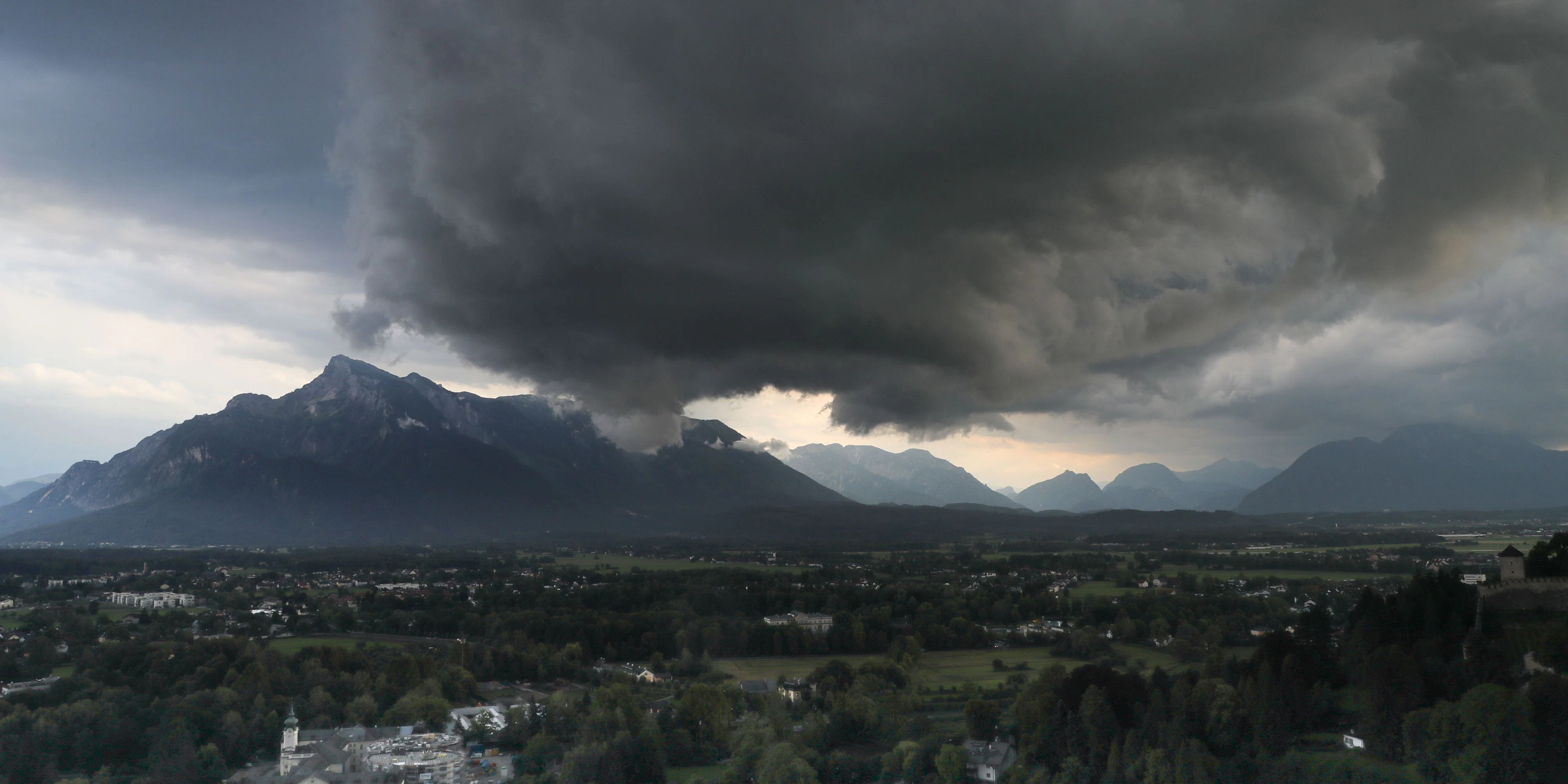 Schwarze Gewitterwolken ziehen über den Untersberg nahe der Stadt Salzburg auf. Archivbild