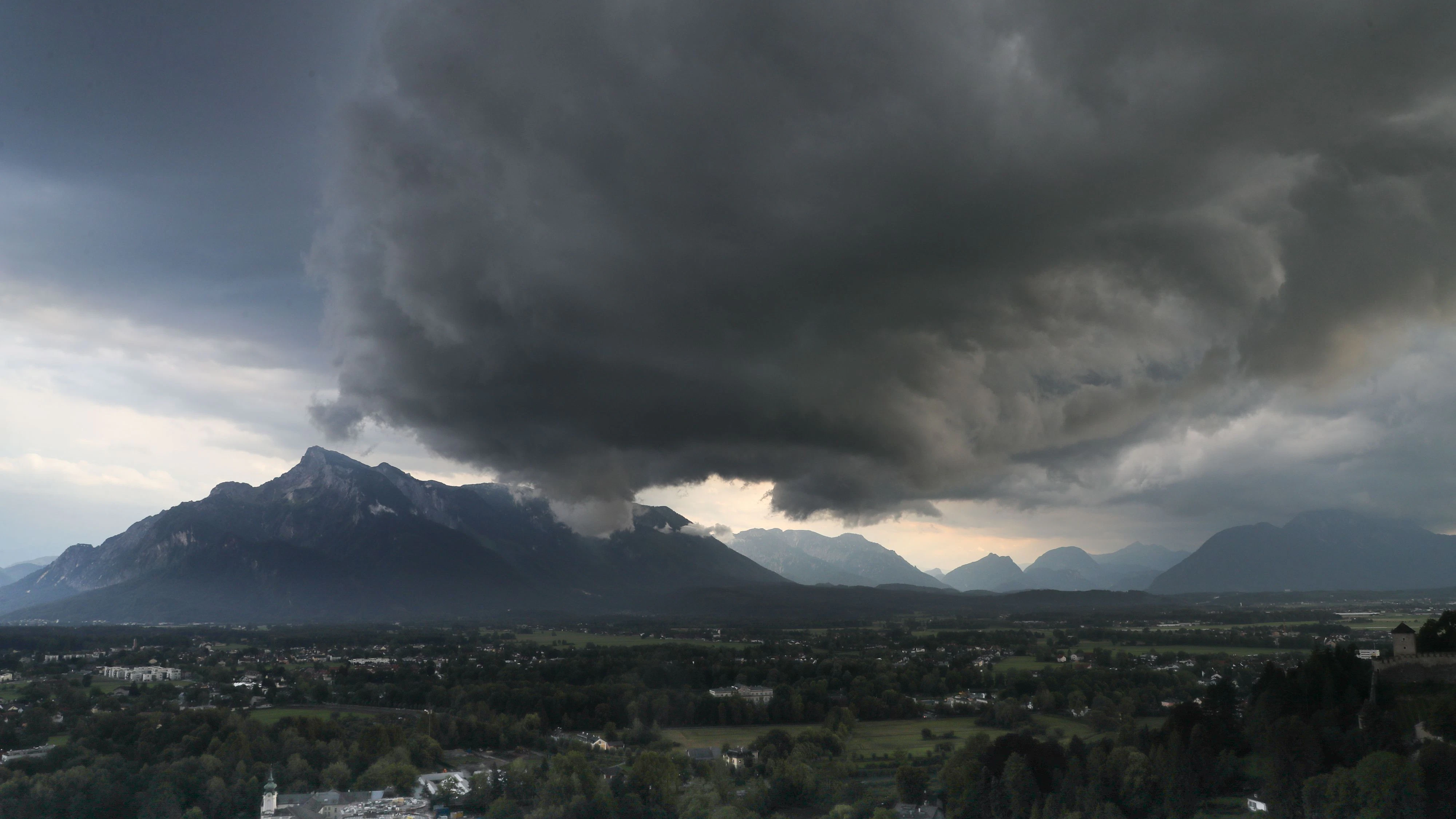 Schwarze Gewitterwolken ziehen über den Untersberg nahe der Stadt Salzburg auf. Archivbild