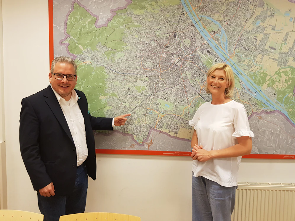 Die ÖVP Wien (am Bild Wohnbausprecher Peter Sittler und Landesgeschäftsführerin Bernadette Arnoldner) sehen bei den Grundstücksdeals der Stadt einiges im Argen und fordern Reformen. Etwa durch verpflichtende öffentliche Bieterverfahren ab einer gewissen Wertgrenze.&nbsp;