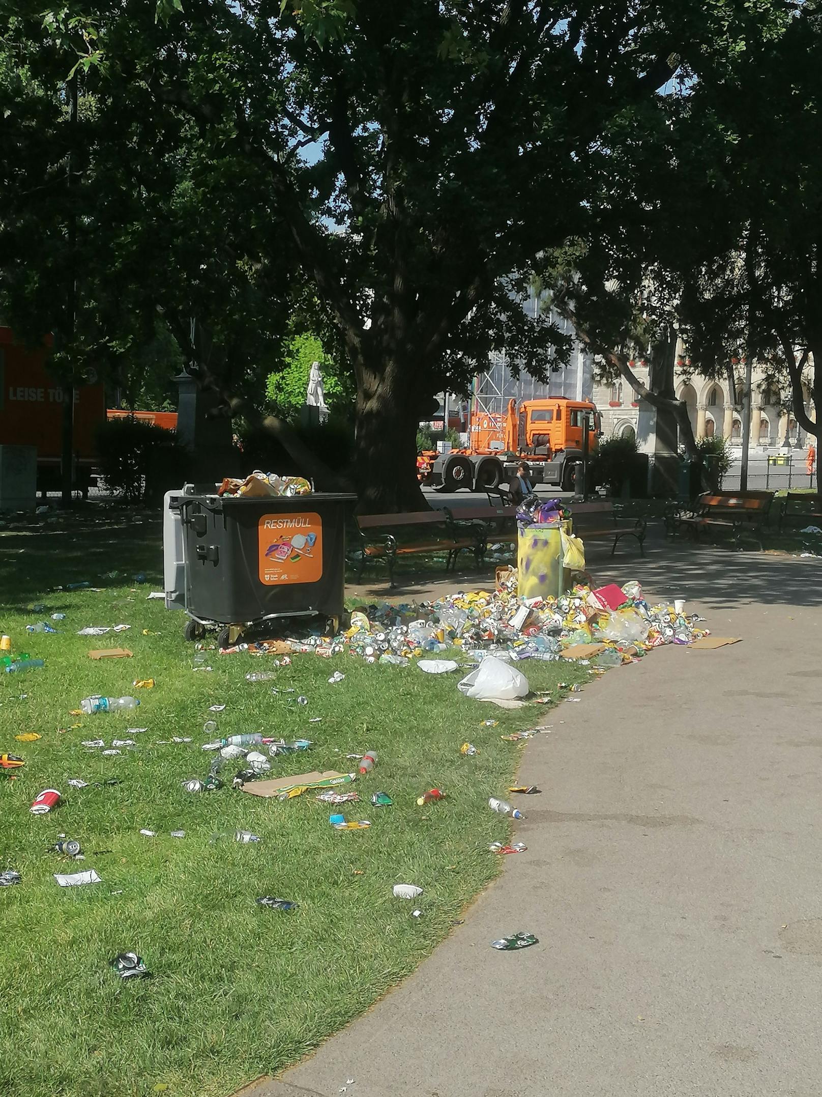 Nach der Vienna Pride '21 war der Rathausplatz voller Müll.