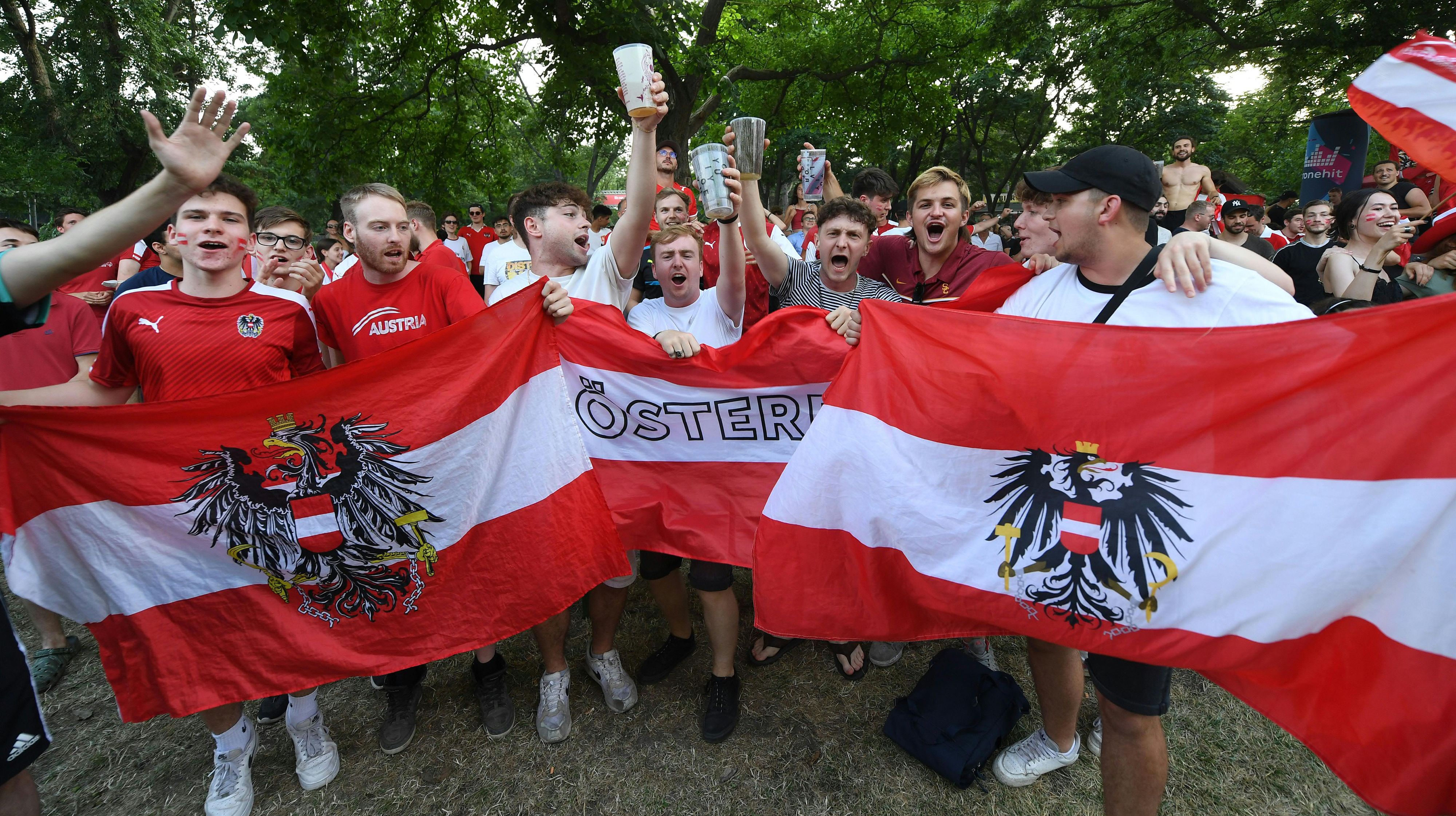 Die Shops freuen sich: Ein richtiger Fan braucht viele Accessoires, Snacks und Getränke.