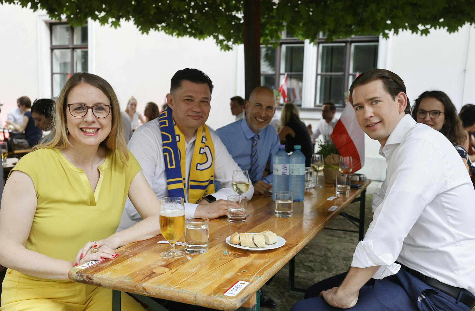 Auch Wirtschaftsministerin Margarete Schramböck und Arbeitsminister Martin Kocher (beide ÖVP) schauten sich die Partie an.