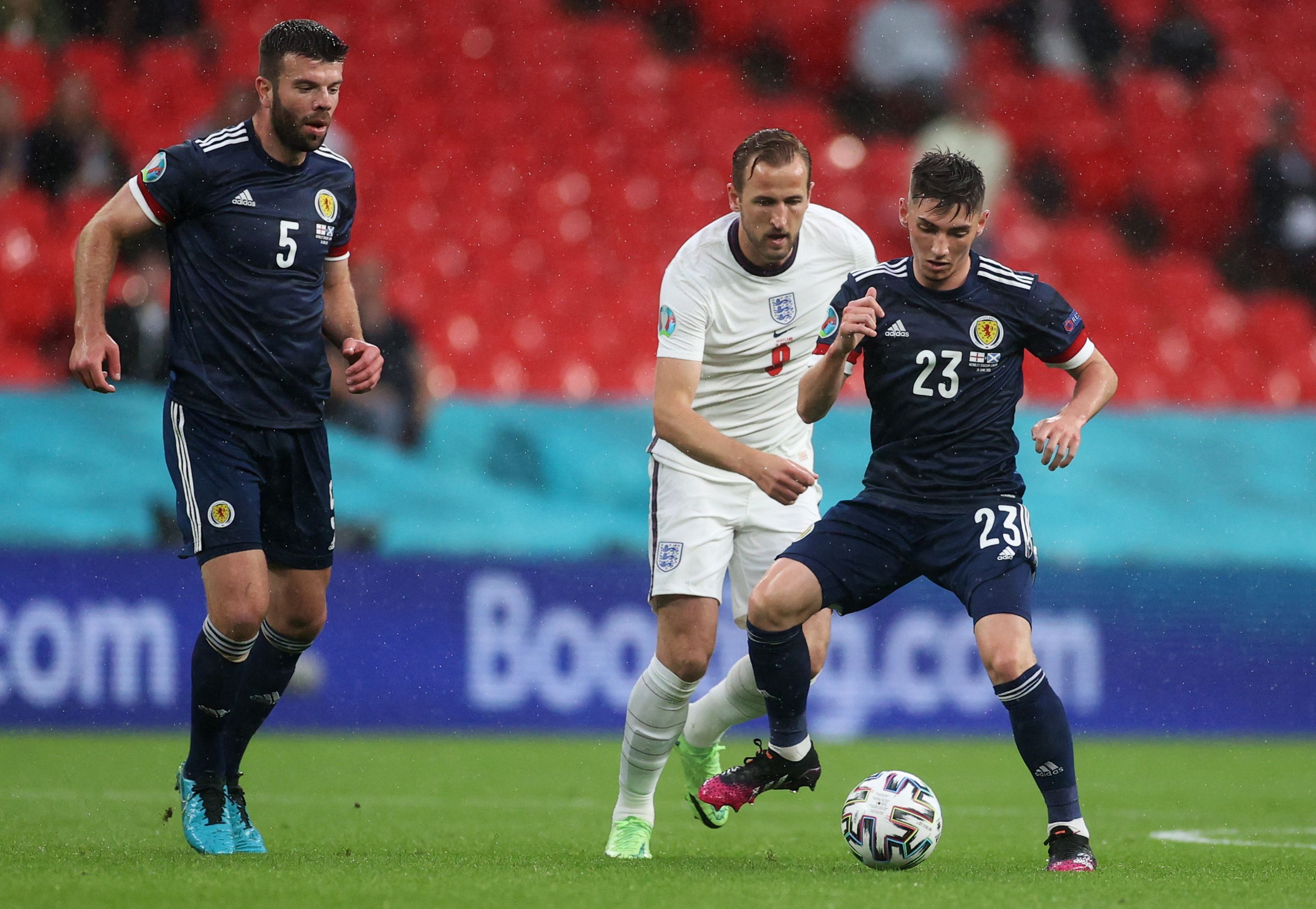 Gilmour im Duell mit England-Star Kane