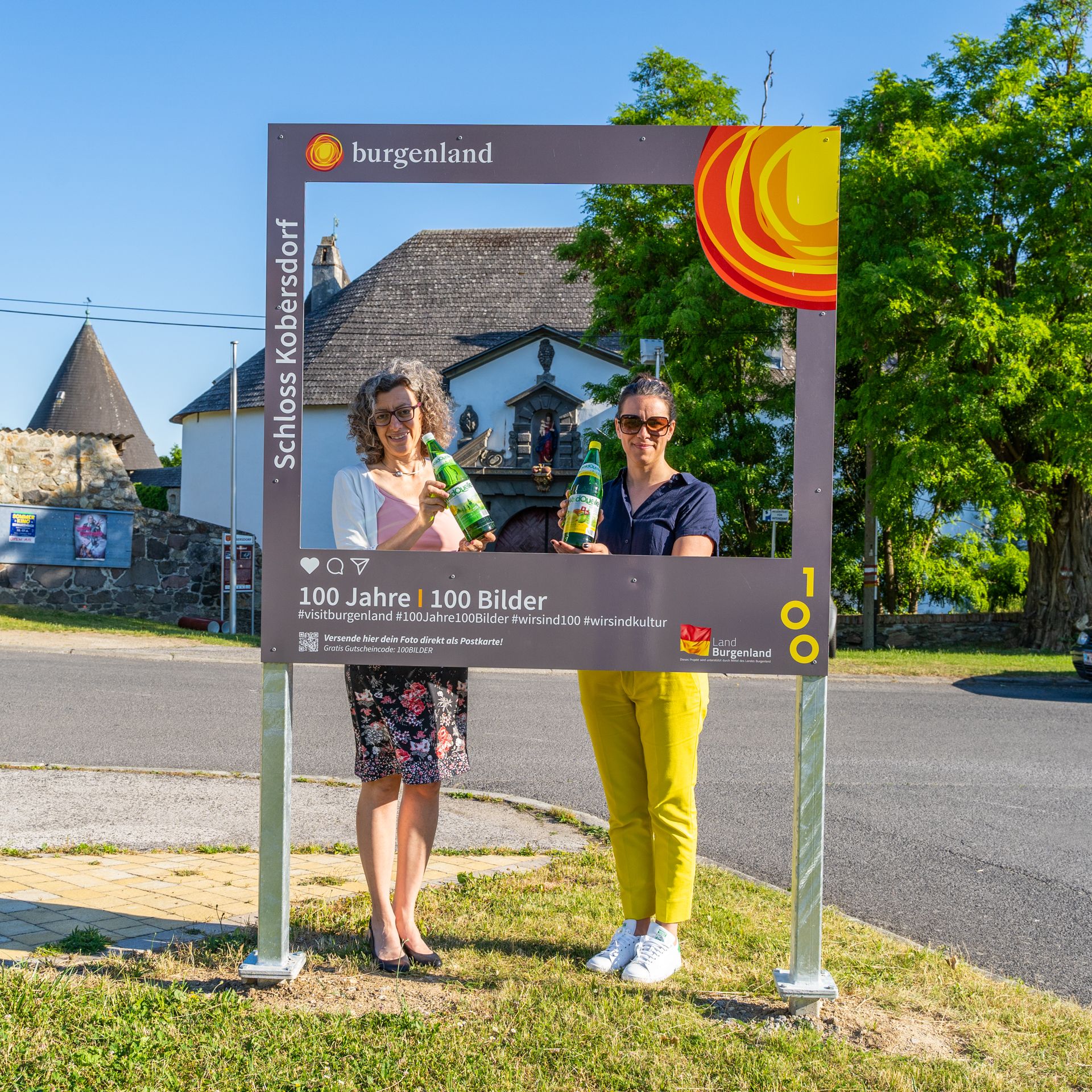Waldquelle-Geschäftsführerin Monika Fiala vor dem Schloss Kobersdorf