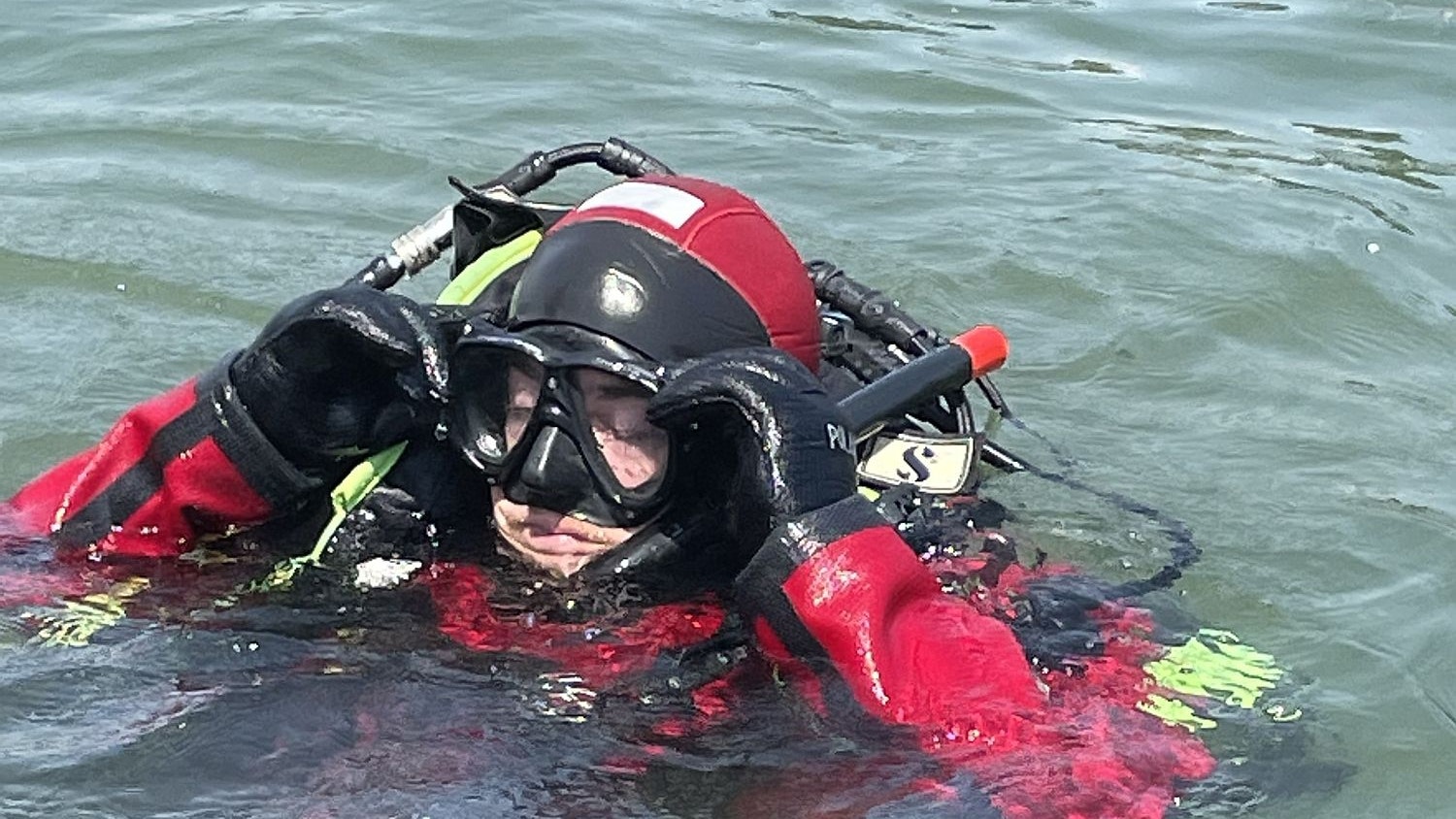 Feuerwehrtaucher in der Neuen Donau in Wien. 