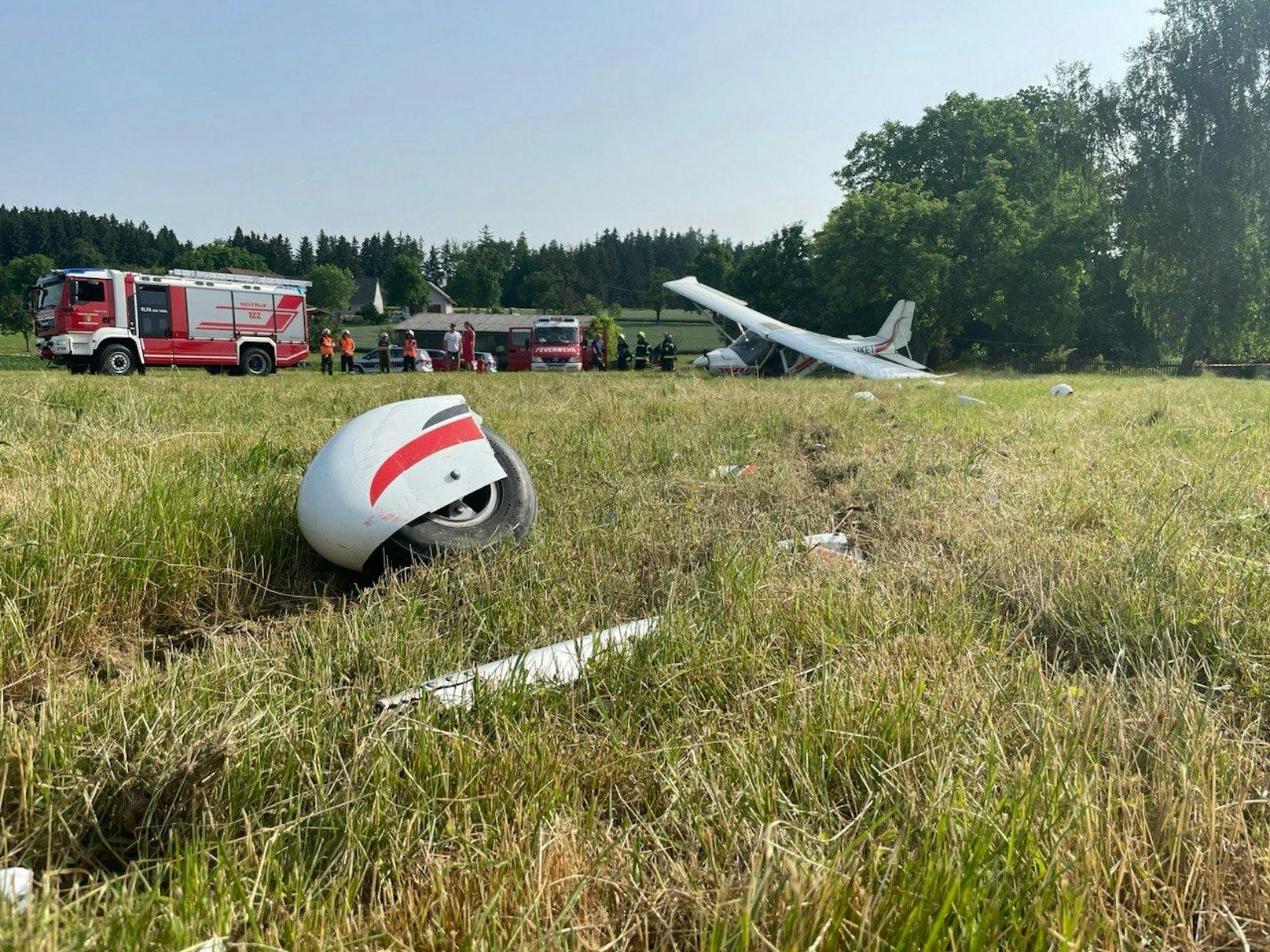 Ein Reifen lag einige Meter vom Flugzeug entfernt in der Wiese.
