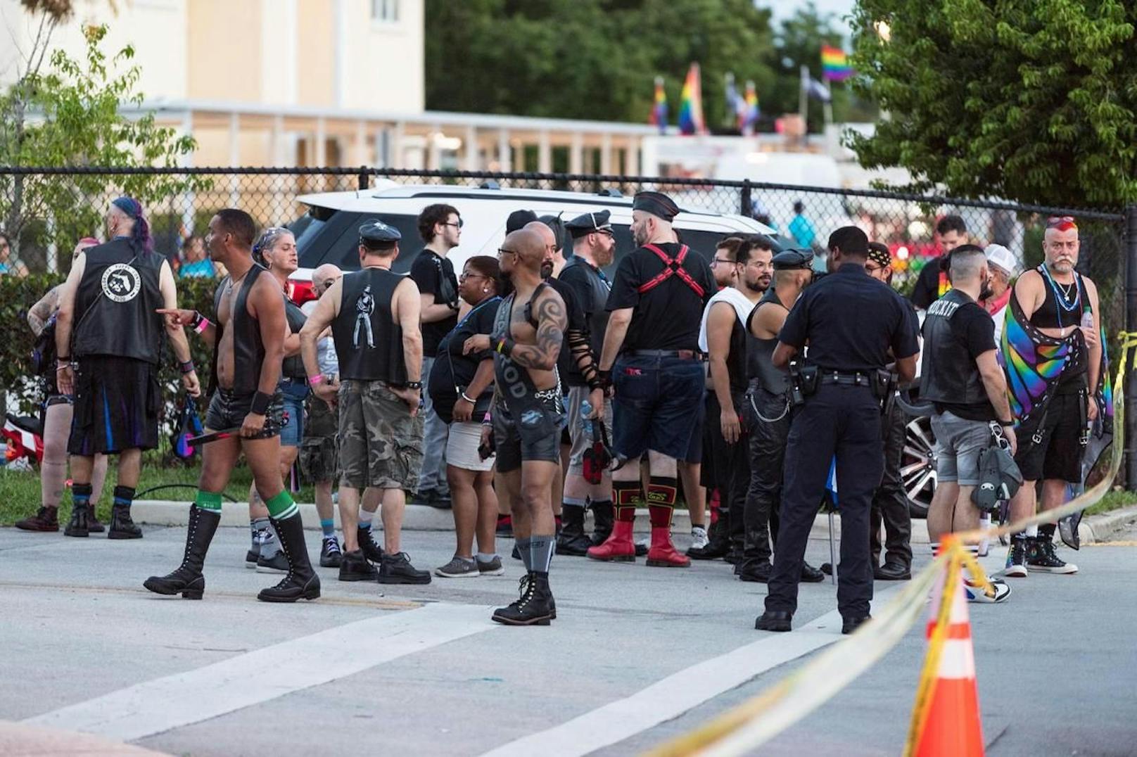 Die geschockten Teilnehmer der Parade von Fort Lauderdale warten darauf, von der Polizei einvernommen zu werden.