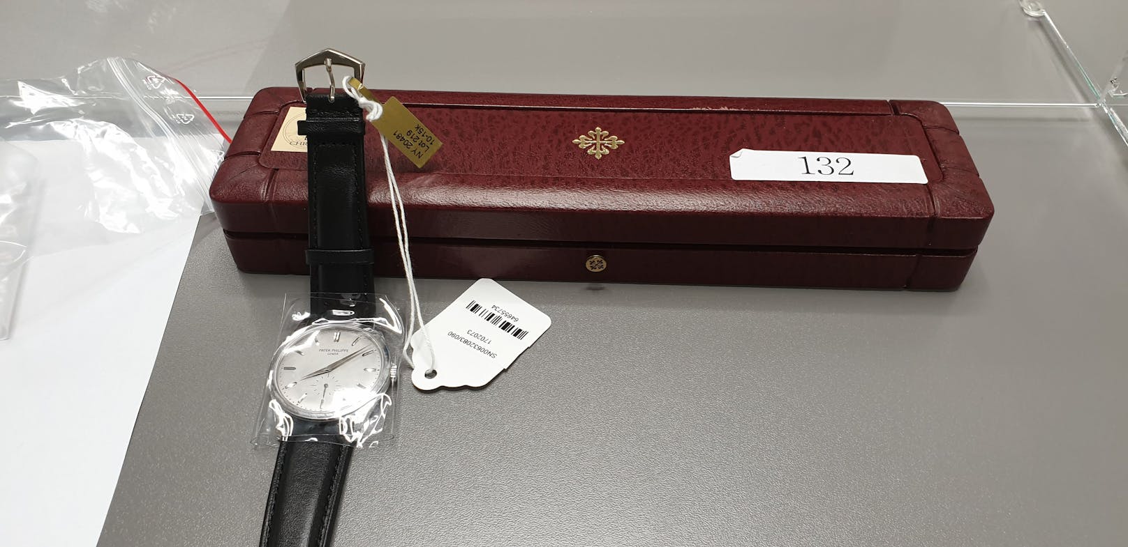 Schmuggler aufgeflogen: Zollbeamte stellten am Flughafen Wien-Schwechat hochpreisige Uhren im Wert von 155.000 Euro sicher.