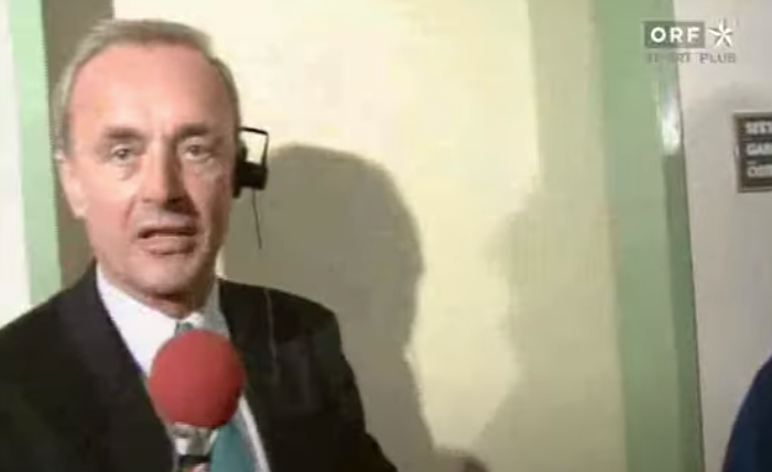 Peter Elstner vor der verschlossenen ÖFB-Kabinen-Tür