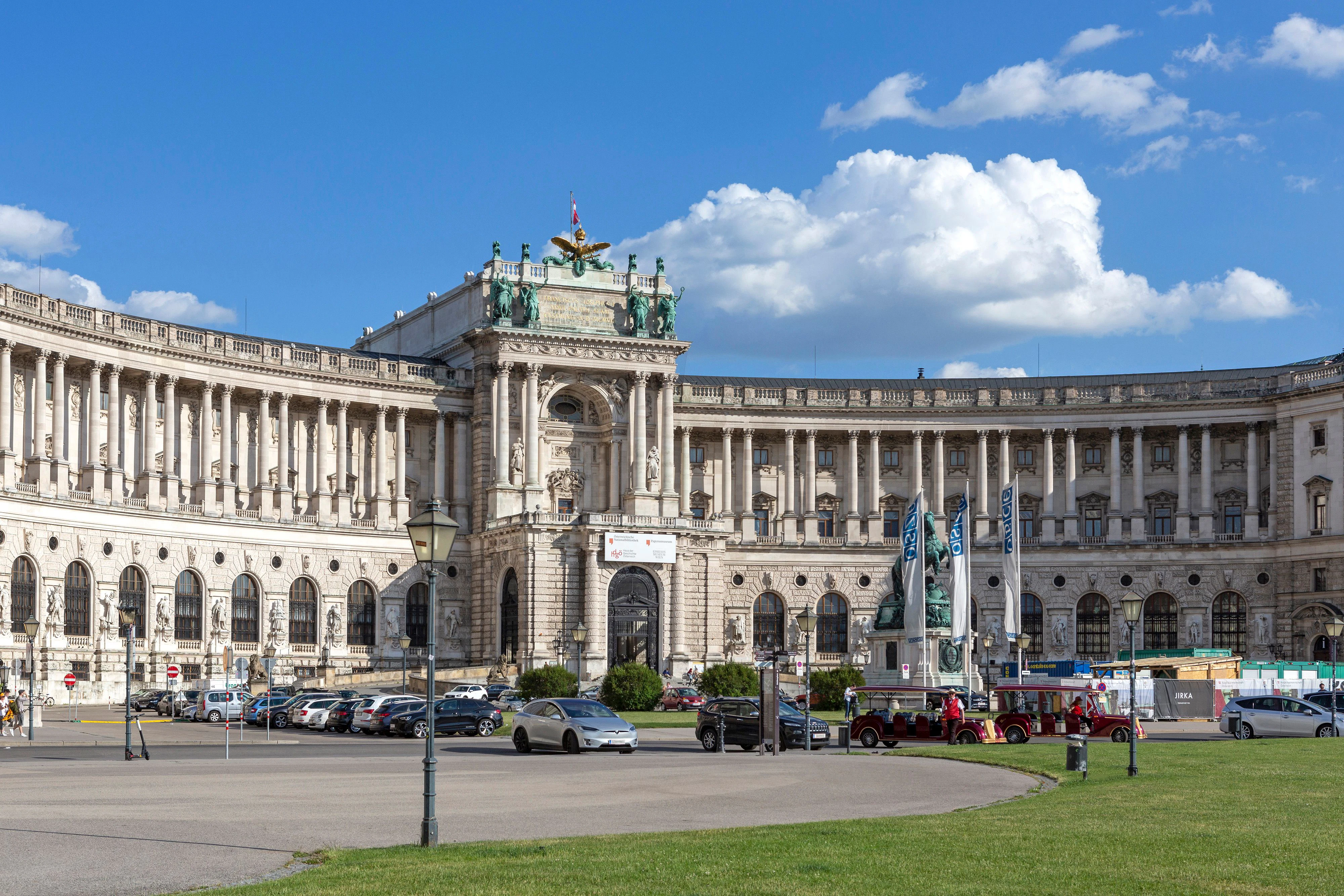 Der Pkw-Einbrecher schlug morgens am Heldenplatz zu.