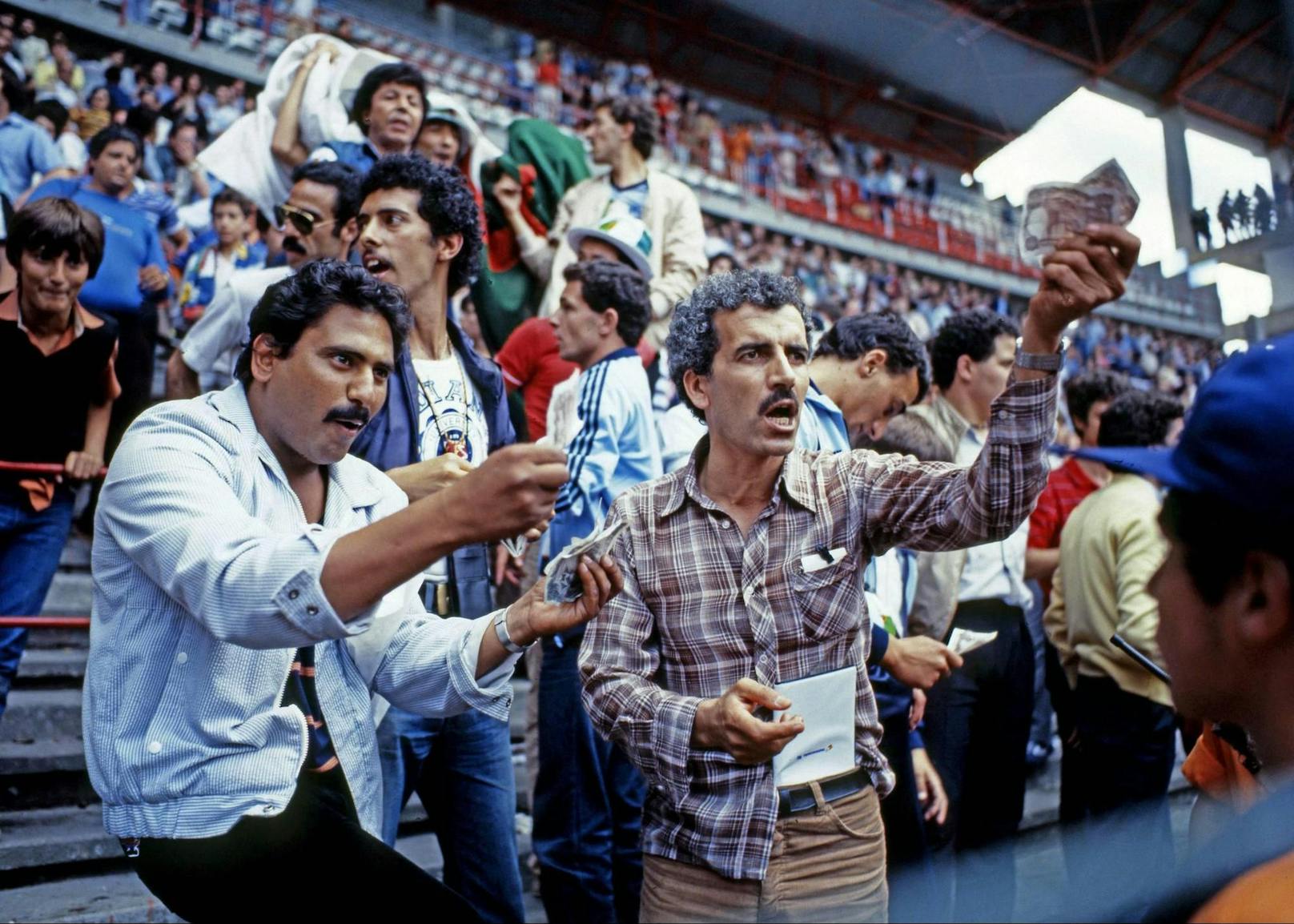Algerische Fans wedelten im Stadion mit Geldscheinen. Für sie war klar, dass das Ergebnis abgesprochen sein musste.