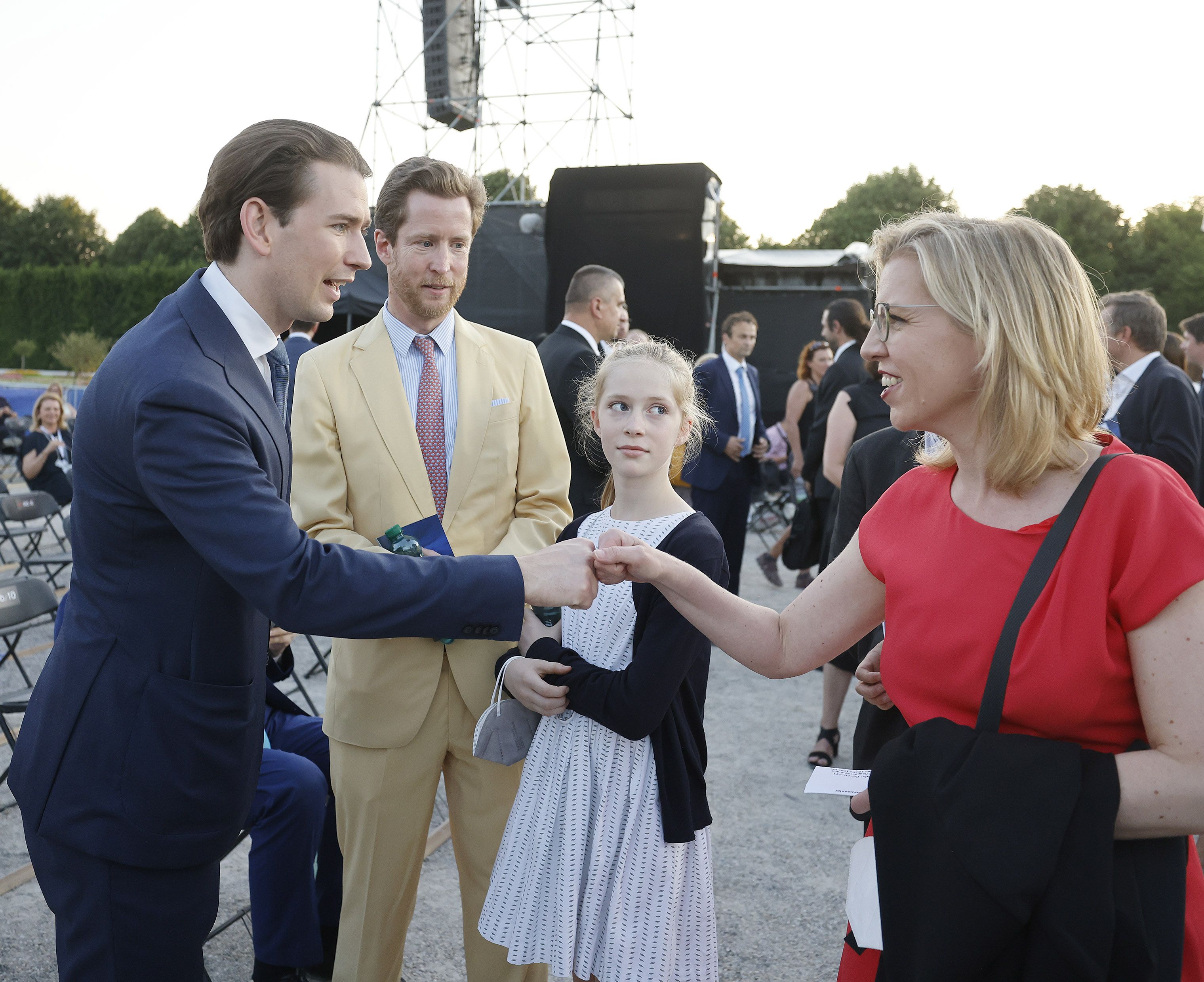 ebastian Kurz (ÖVP) und Verkehrsministerin Leonore Gewessler (Grüne) am Freitag, 18. Juni 2021, vor Beginn des Sommernachtskonzerts im Schlosspark Schönbrunn in Wien