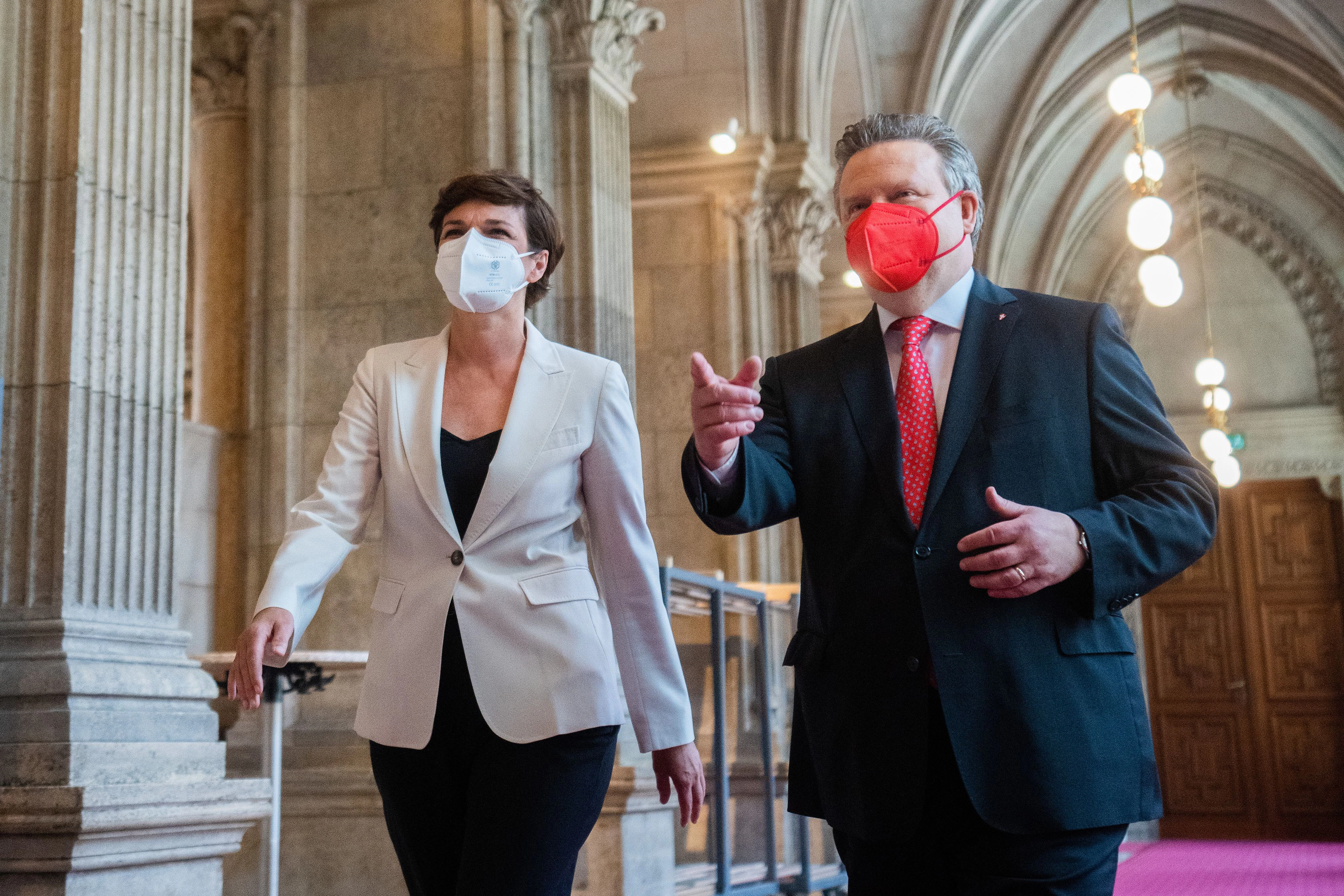 Bürgermeister Michael Ludwig und SPÖ-Vorsitzende Pamela Rendi-Wagner am Montag, 21. Juni 2021, vor Beginn einer Sitzung der Wiener SPÖ-Parteigremienster Michael Ludwig und SPÖ-Vorsitzende Pamela Rendi-Wagner am Montag, 21. Juni 2021, vor Beginn einer Sitzung der Wiener SPÖ-Parteigremien. - FOTO: APA/GEORG HOCHMUTH - 20210621_PD2475 - Rechteinfo: Rights Managed (RM)