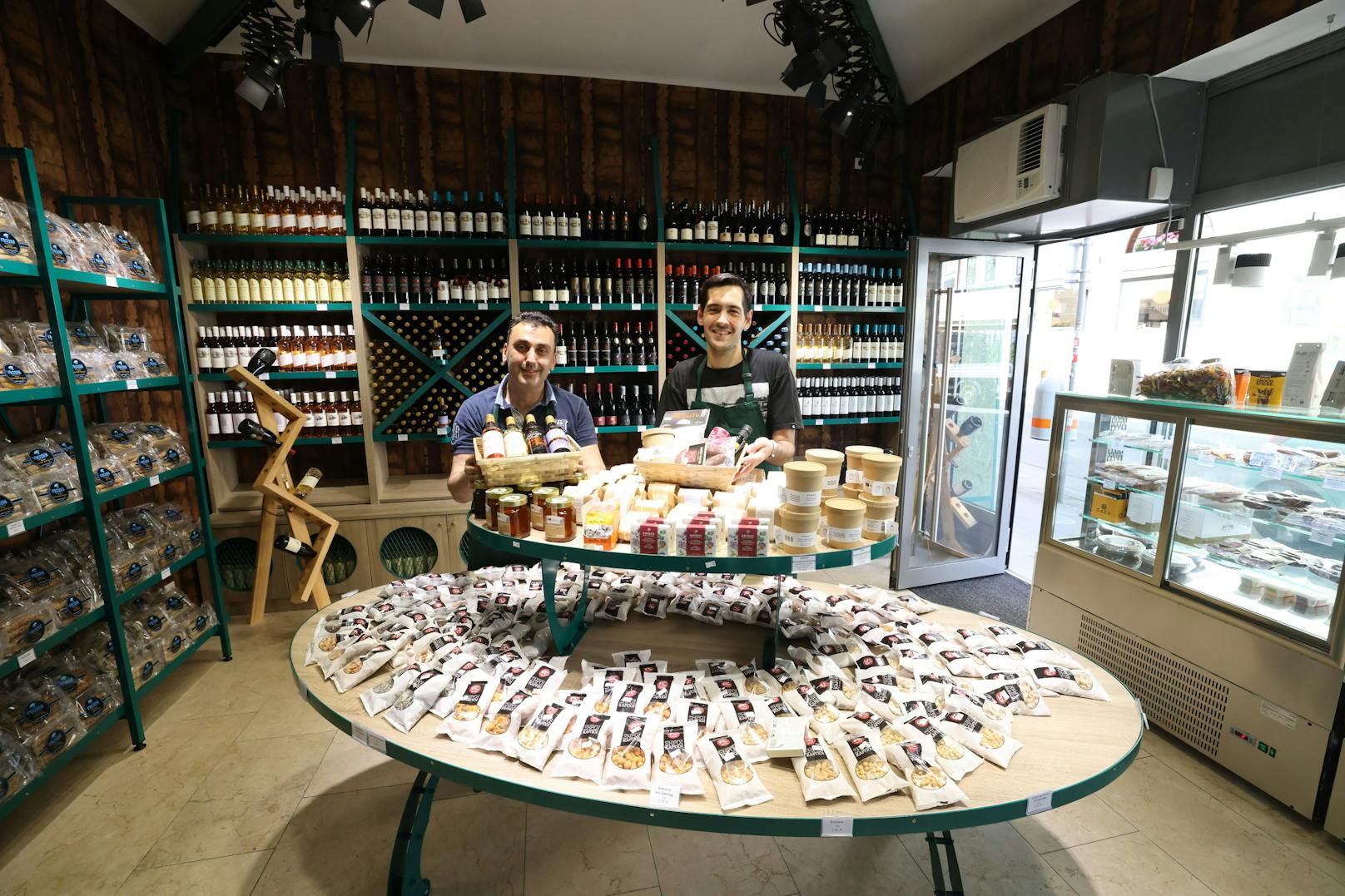Inhaber Dimitris Meichanetzidis (links) und Giannis Kalfidis (rechts) bietet im Herzen Wiens Feinkost und typische Produkte aus Griechenland.