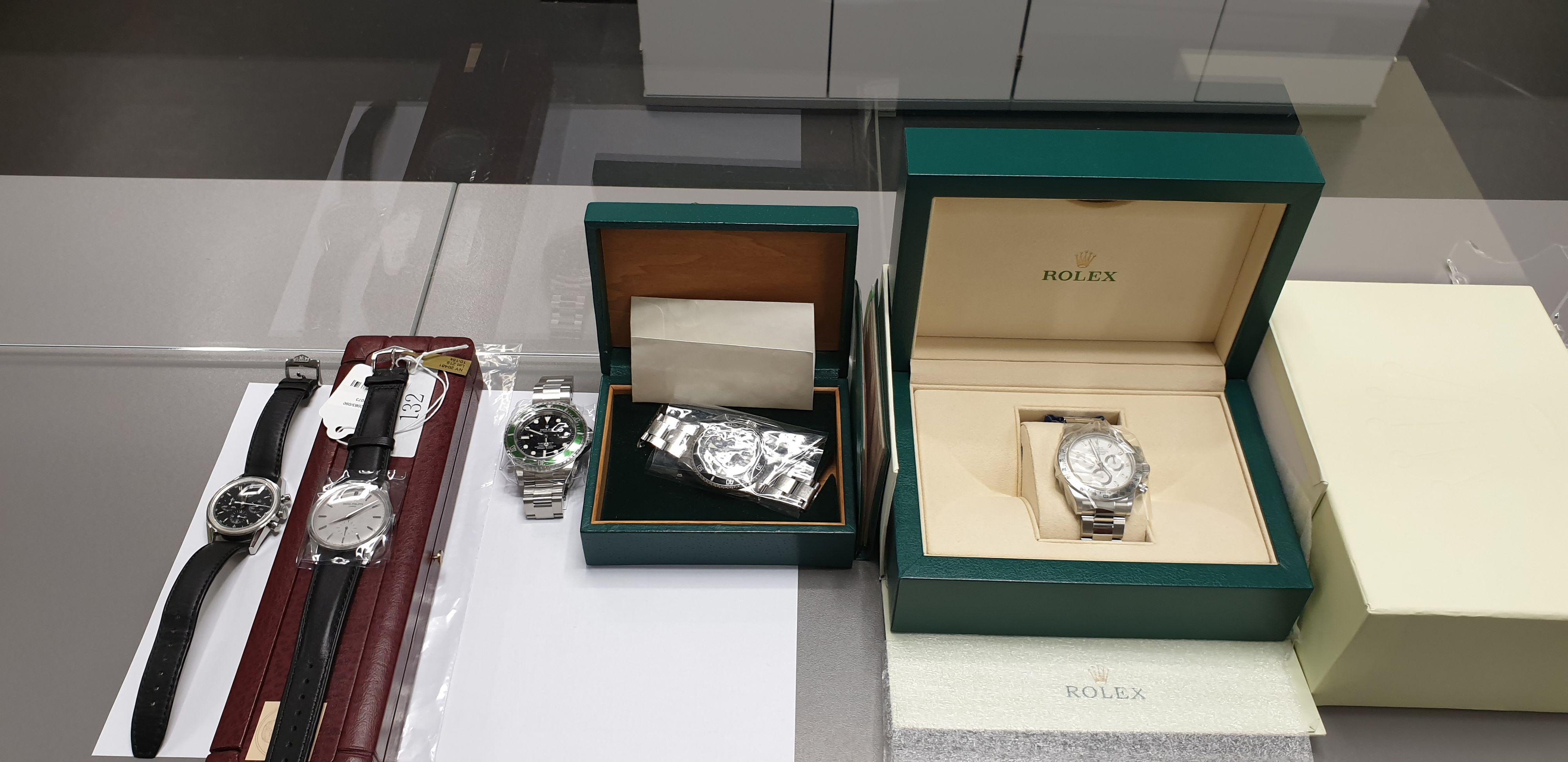 Schmuggler aufgeflogen: Zollbeamte stellten am Flughafen Wien-Schwechat hochpreisige Uhren im Wert von 155.000 Euro sicher.