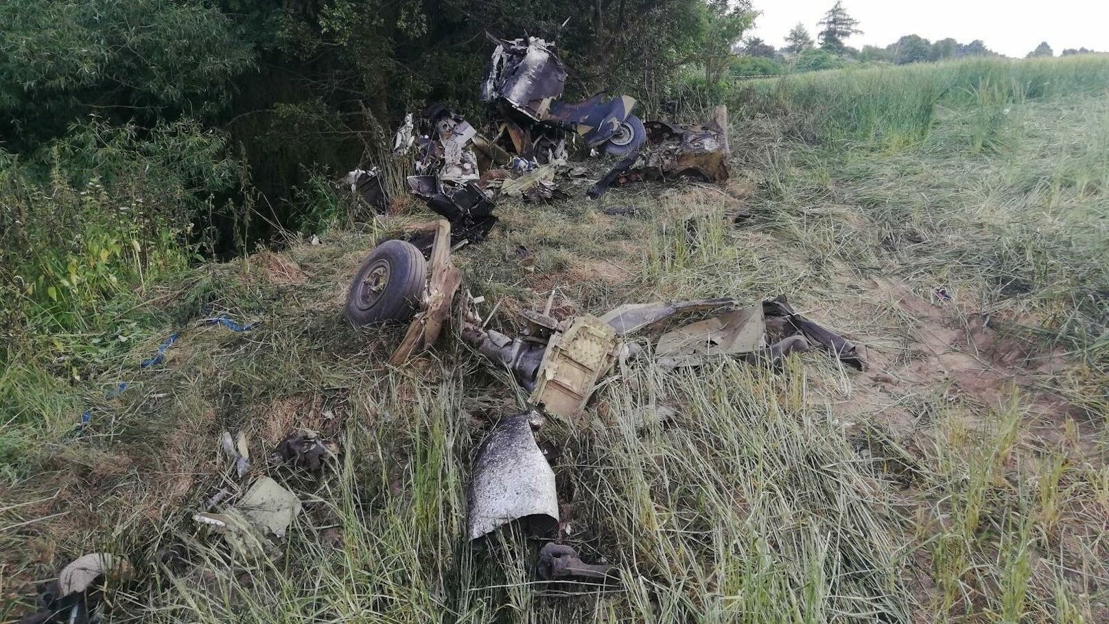 T-28 Trojan der Flying Bulls abgestürzt - Pilot tot, Fluggast schwer  verletzt