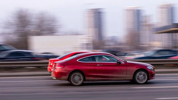 Mit seinem Auto der Marke Mercedes C-Klasse und einem 7er BMW lieferten sich zwei Linzer ein Rennen.
