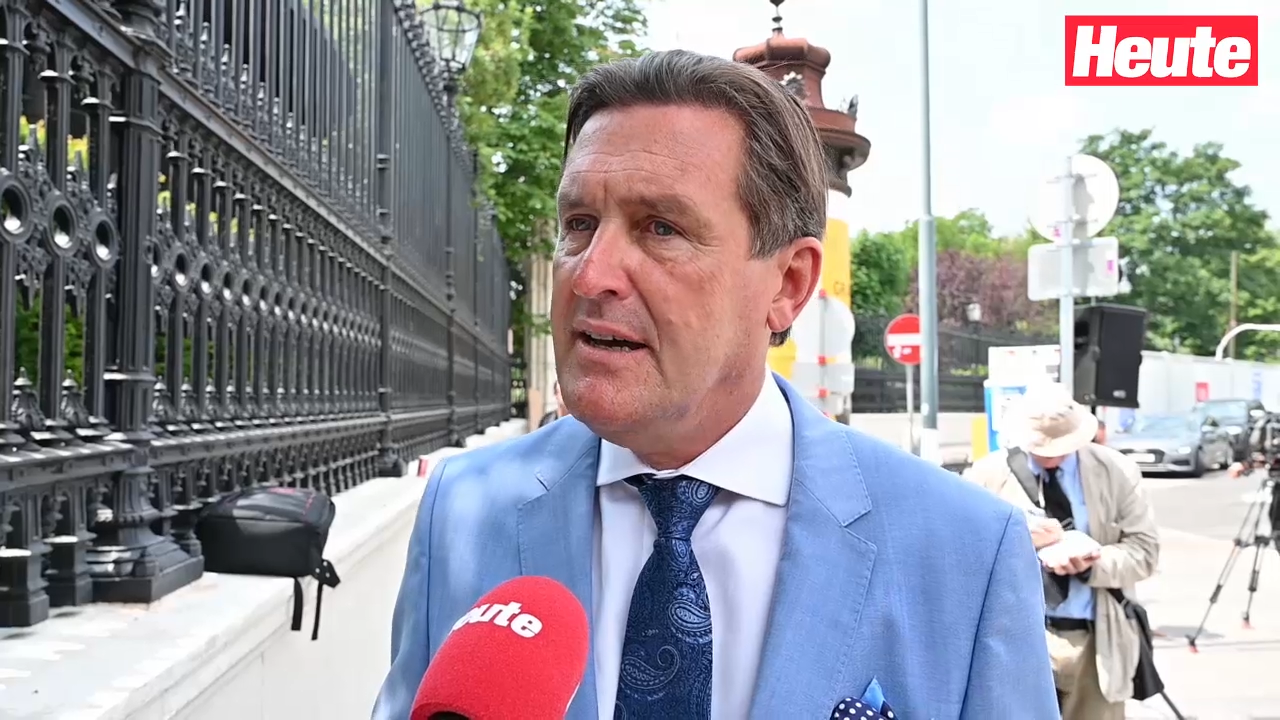 Stadtrat Peter Hanke ist stolz über die 1000. E-Ladestation.