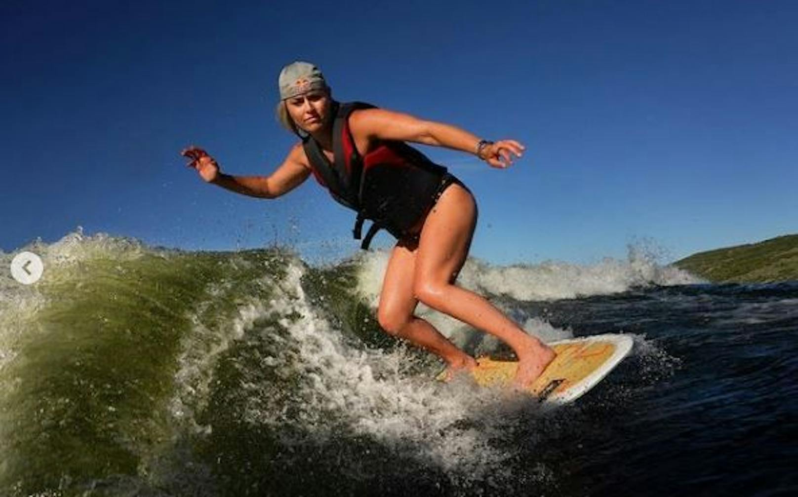 Skistar Lindsey Vonn ist noch immer in Topform. Die 35-Jährige stieg jetzt aufs Wakeboard und ließ ihre Fans auf Insta daran teilhaben. 