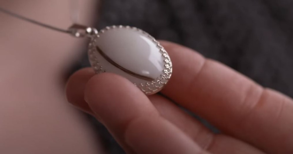 Ein Anhänger aus Muttermilch und Haaren des Kindes.