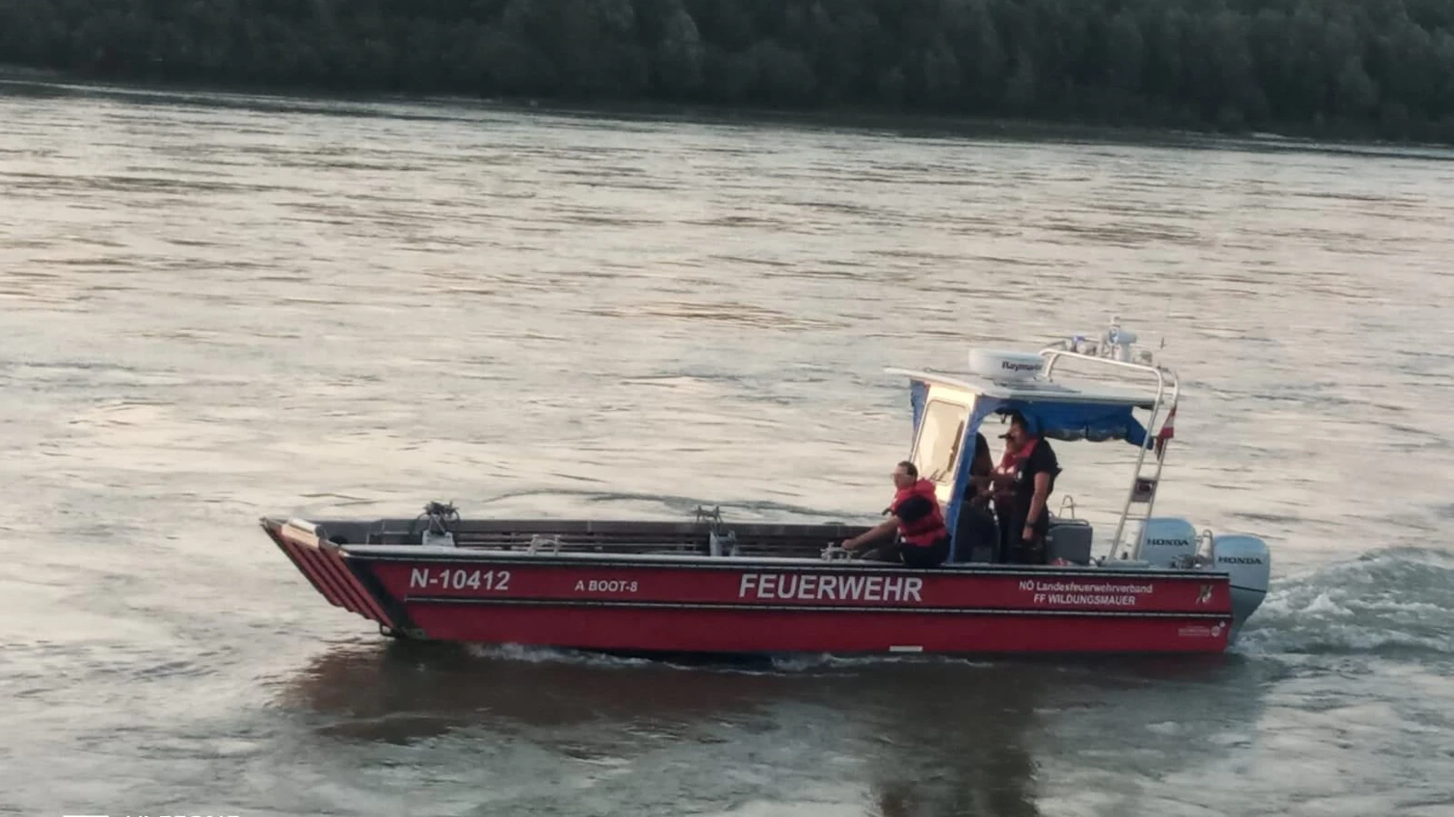 Mehrere Wehren suchten die Donau nach dem Mann ab.