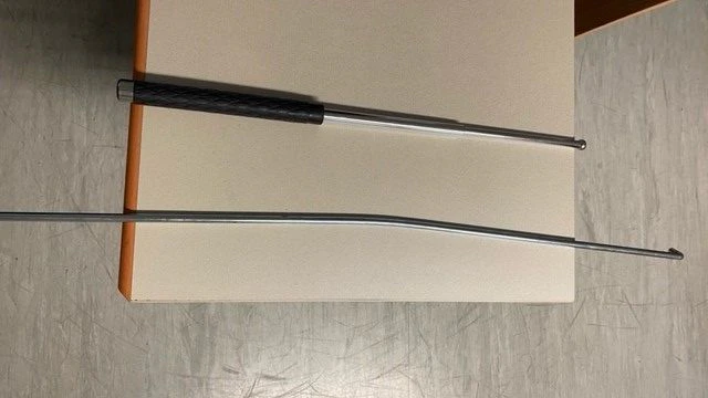 Mit diesen Metallstangen wurden die beiden Männer angegriffen.