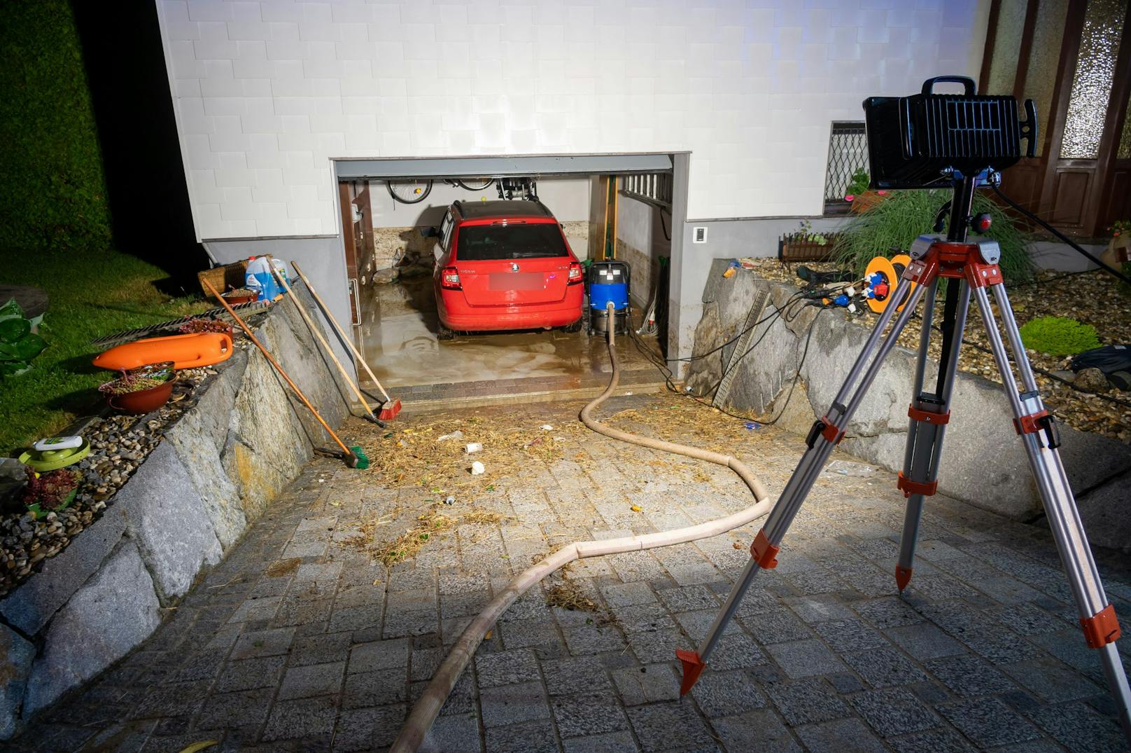 Die Garagenzufahrt bei einem Haus in Gallneukirchen stand unter Wasser.