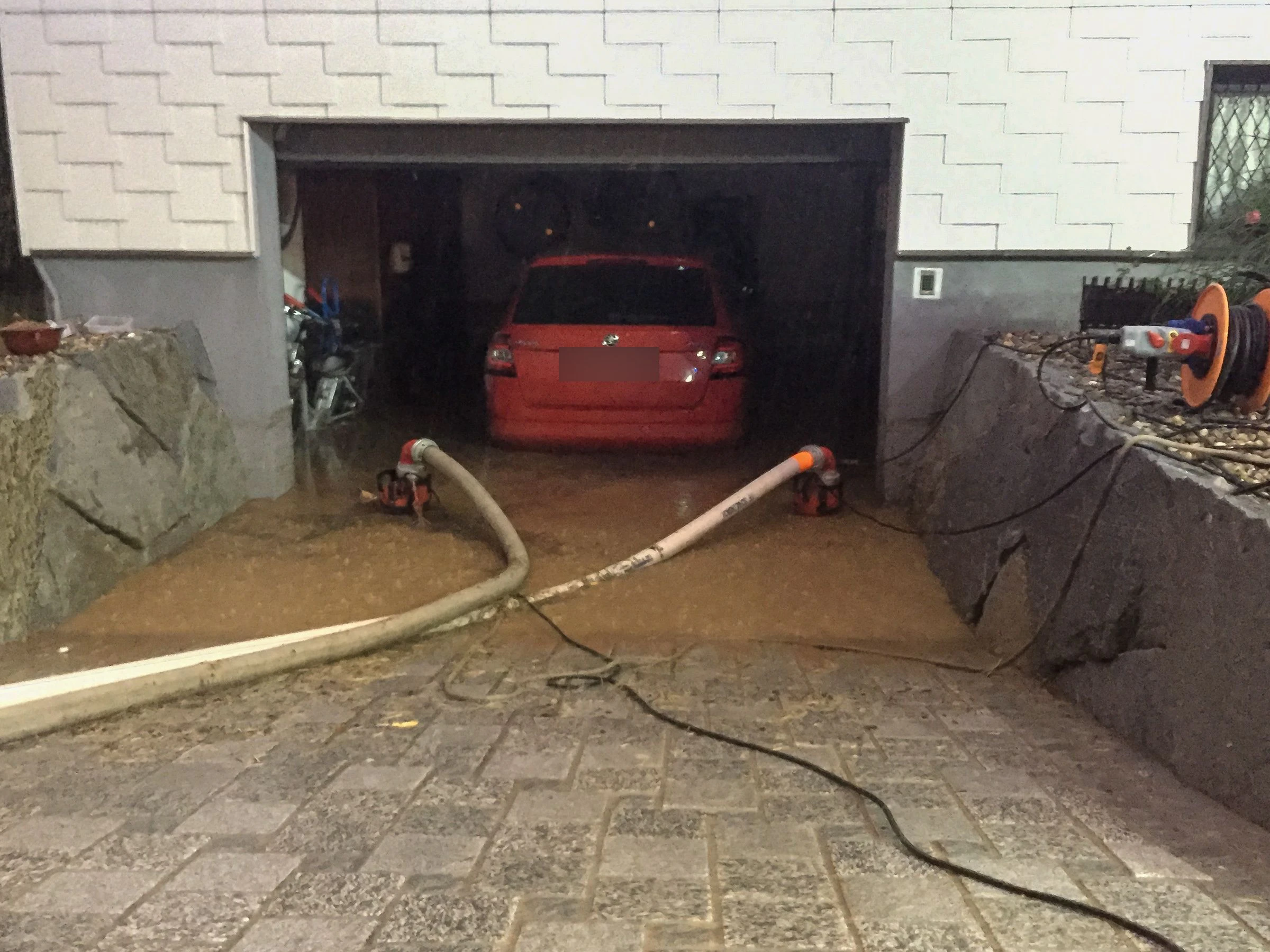 Im Innviertel richteten 5 Zentimeter große Hagelkörner großen Schaden an.
