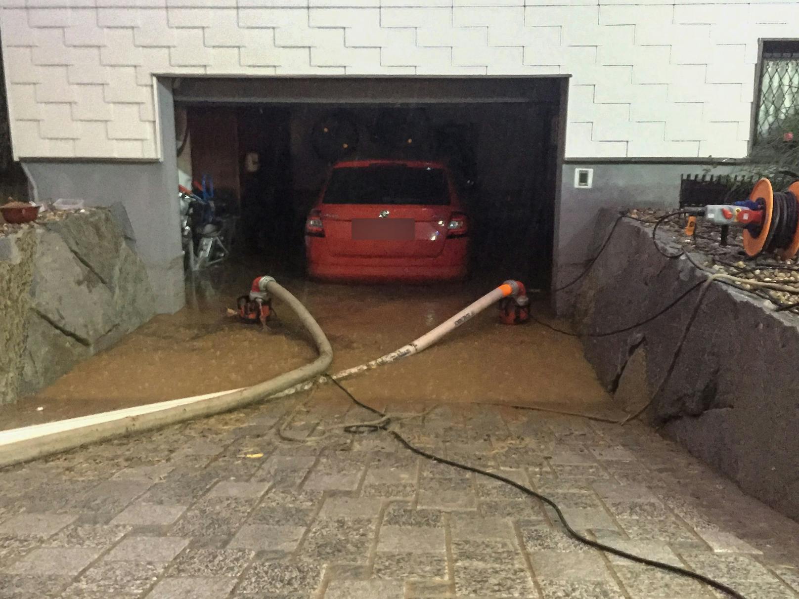 Heftige Regenschauer sorgten vergangene Woche in OÖ für zahlreiche überflutete Keller und Garagen.