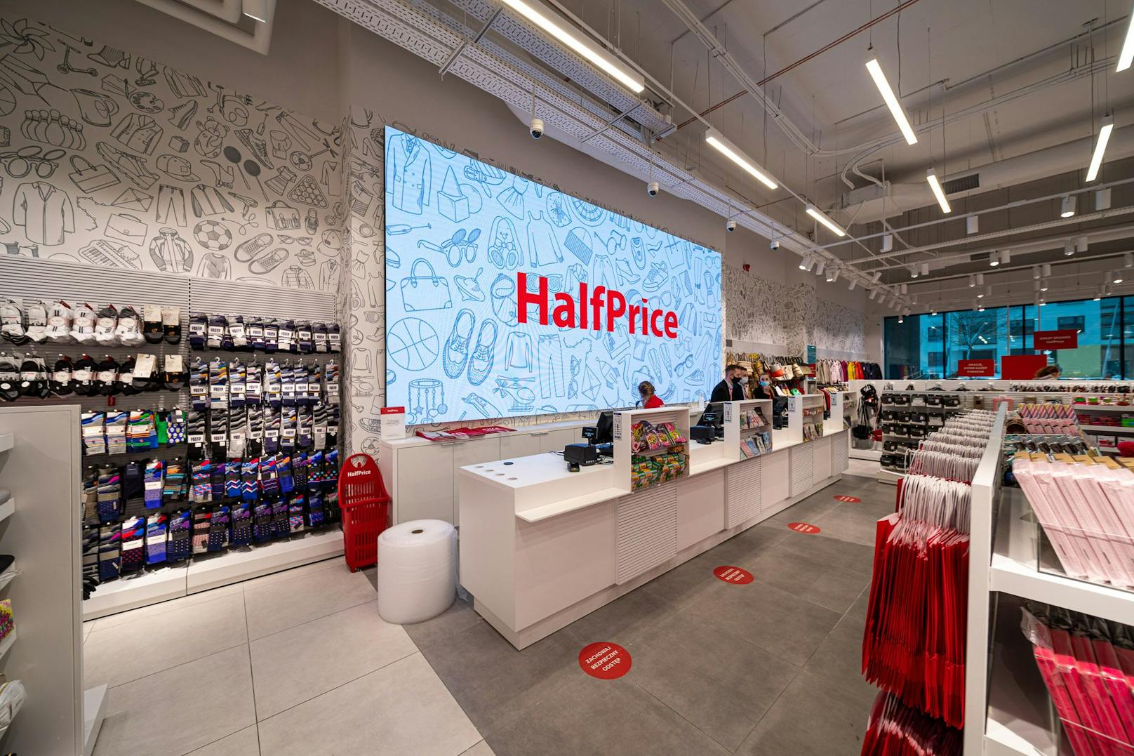HalfPrice gibt es seit Anfang Mai 2021 in Polen. In eineinhalb Monaten seit dem Start des Konzepts eröffnete die CCC-Gruppe 15 Geschäfte im Land. Bis Ende Dezember sind in Europa 65 Geschäfte unter der Marke HalfPrice geplant.