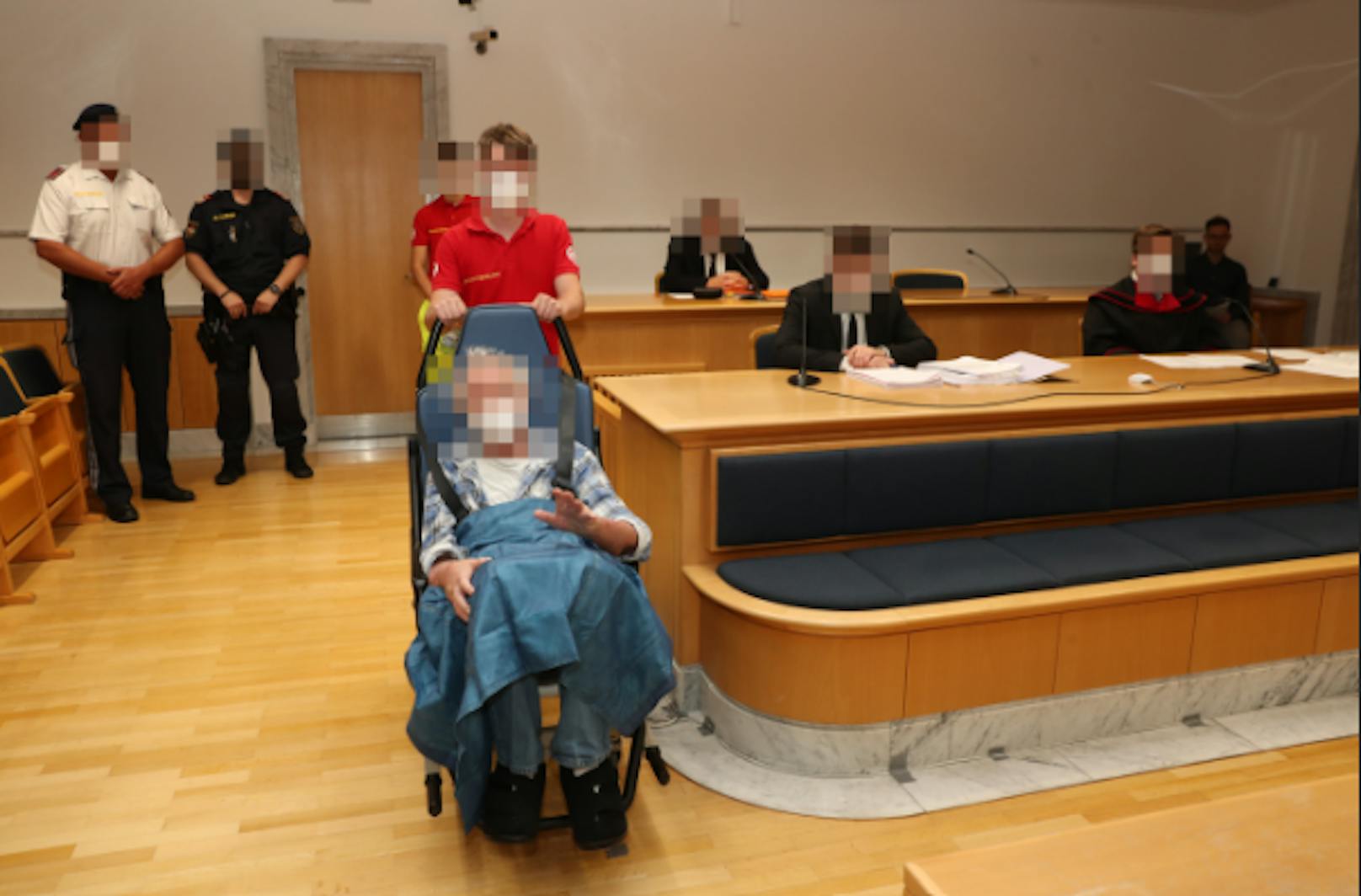 Der Angeklagte wurde mit dem Rollstuhl in den Saal gebracht.