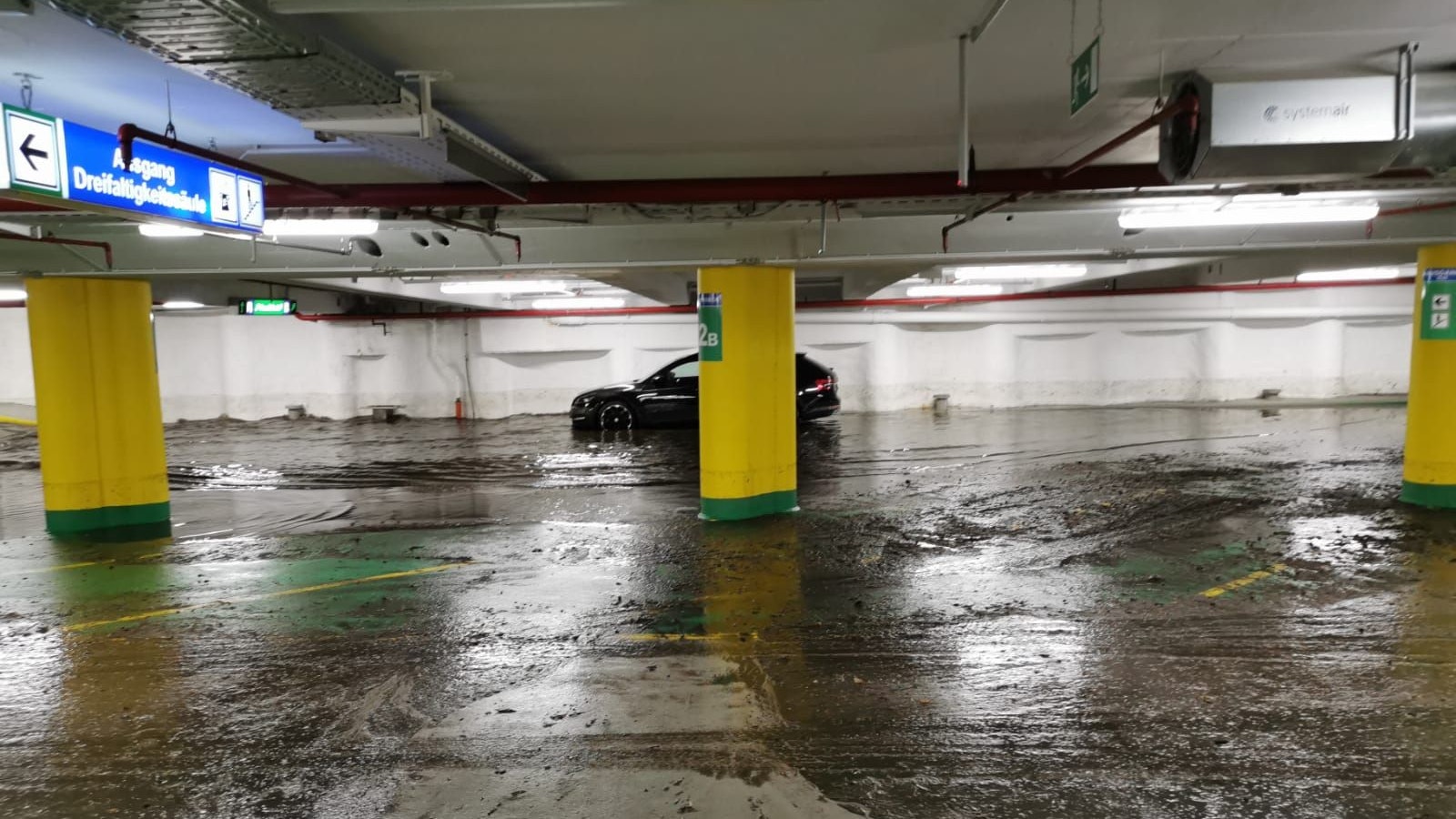 Die Tiefgarage unter dem Linzer Hauptplatz ist überflutet.