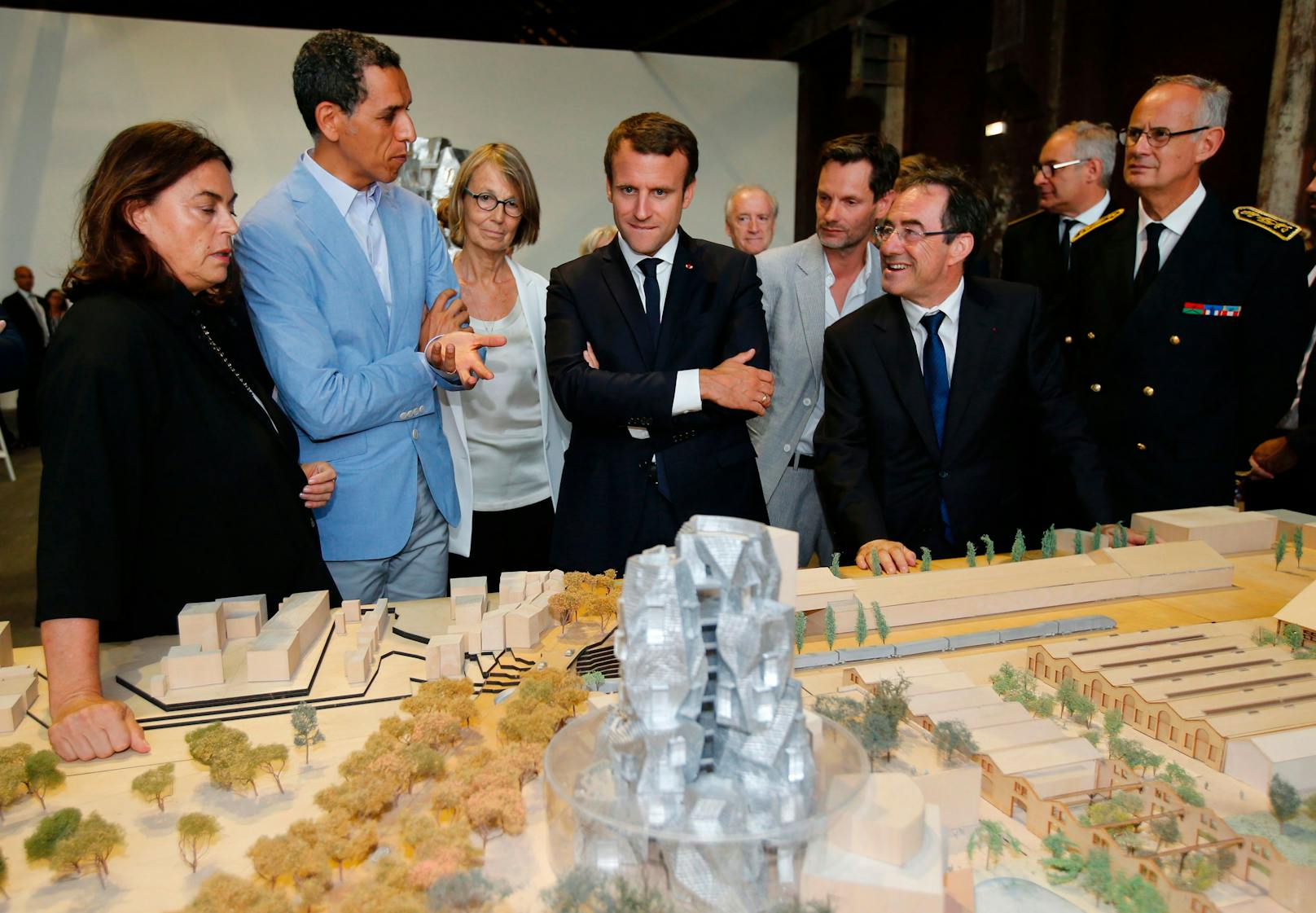 Präsentation des LUMA-Ausstellungskomplexes mit LUMA-Gründerin Maja Hoffmann und dem französischen Präsidenten Emmanuel Macron.