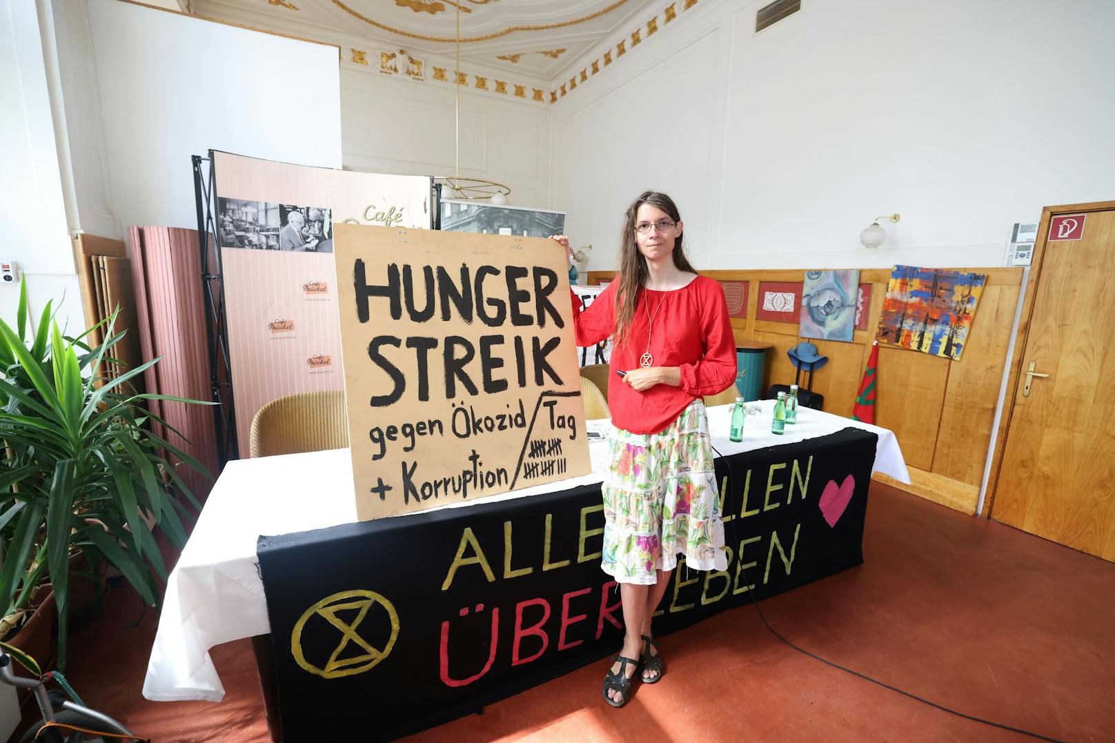 Martha Krumpeck (29) hat seit 23 Tagen nichts gegessen. Mit ihrem Hungerstreik will sie auf Umweltzerstörungen aufmerksam machen und den sofortigen Stopp des Lobautunnels erreichen.