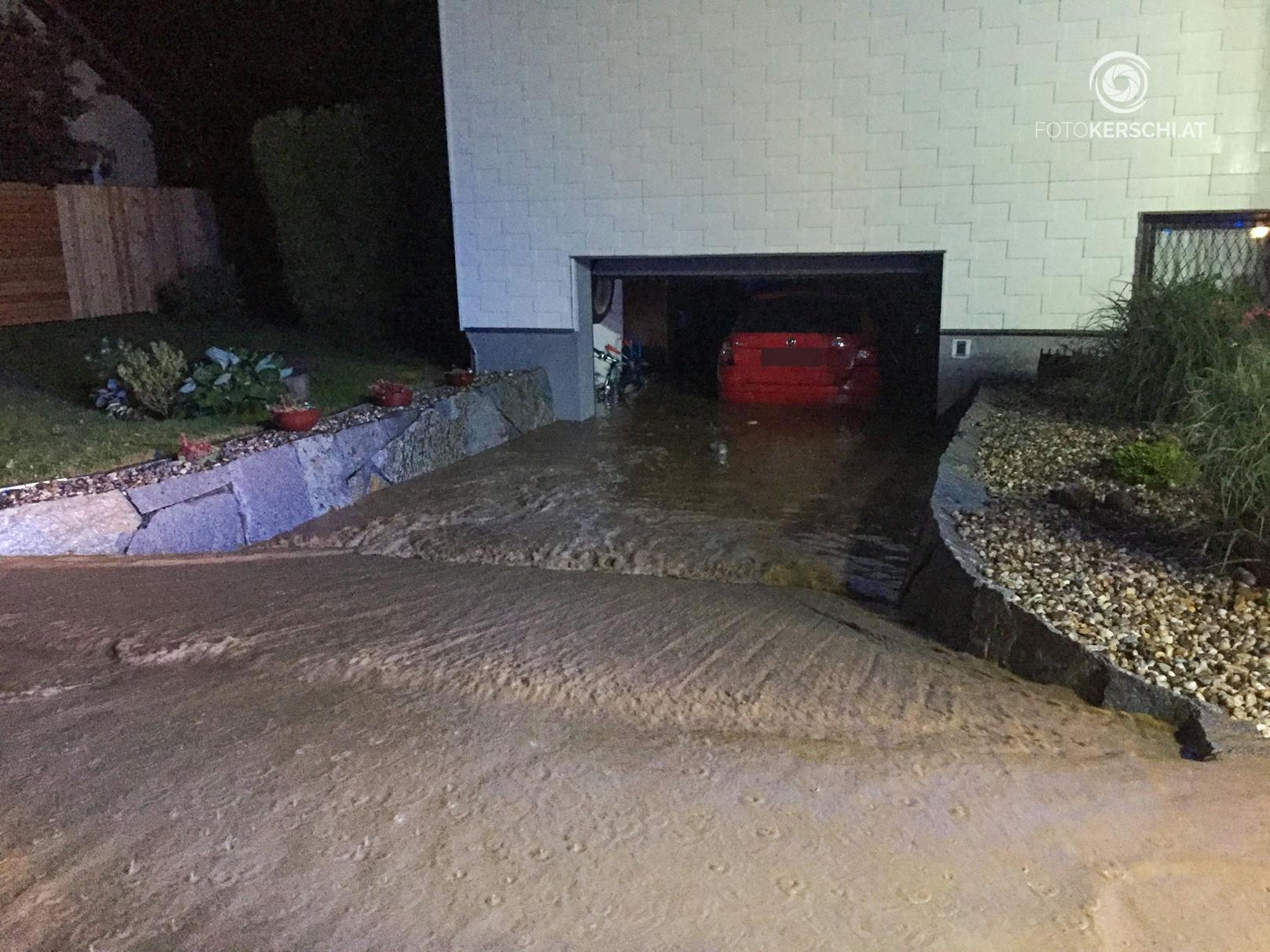 Bei einem Einfamilienhaus, bei dem die Garage leicht abschüssig steht, drang soviel Wasser ein, dass das Auto aufschwamm.