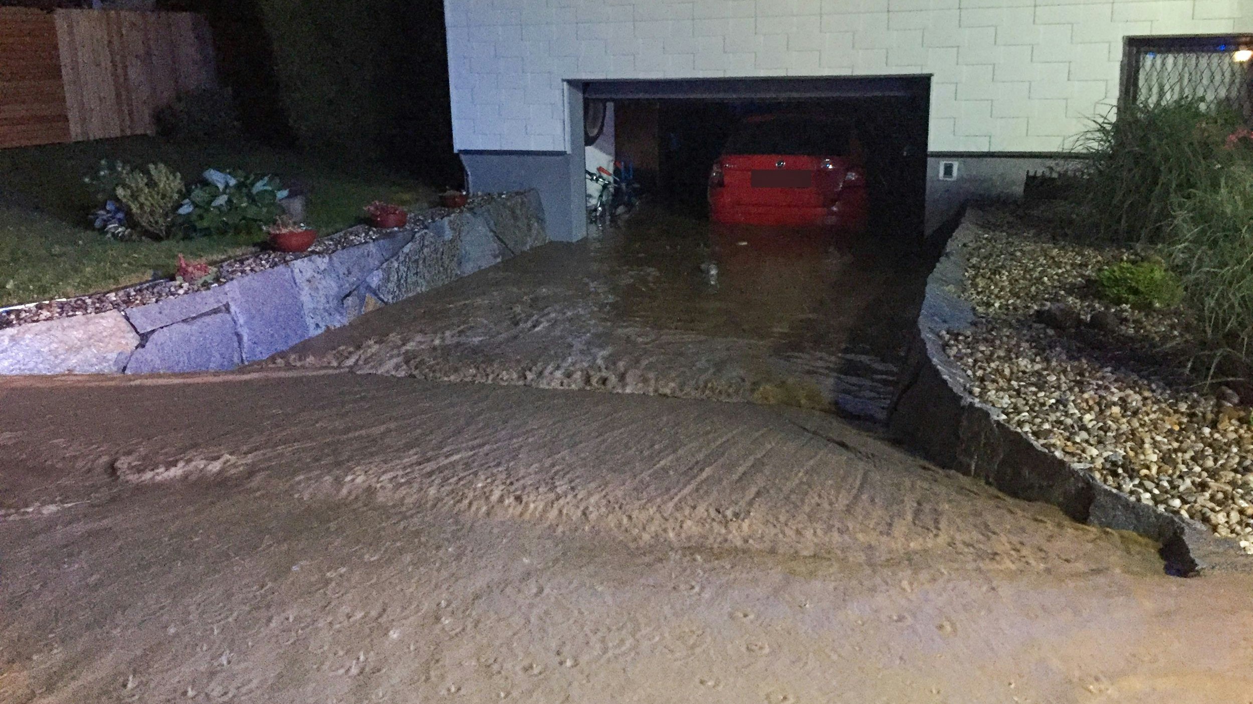 Starkregenereignis über Engerwitzdorf  Kurz nach 22 Uhr setzte in Engerwitzdorf und Umgebung ein Starkregenereignis ein, wie es in den letzten 10 Jahren nicht mehr vorgekommen ist. Binnen weniger Minuten regnete es so stark und intensiv, dass das Wasser von den Abwasserkanälen nicht mehr aufgenommen werden konnte und über die Oberfläche zahlreiche Gebäude, Garagen und Keller überflutete. In einigen Häusern stand das Wasser bis über einen halben Meter hoch.  Bei einem Einfamilienhaus, bei dem die Garage leicht abschüssig steht, drang soviel Wasser ein, dass das Auto aufschwimmte. Die Gusen, die durch Engerwitzdorf fließt, erreichte den Hochwasservoralarm. In kurzer Zeit wurden über die Landeswarnzentrale 34 Einsätze gemeldet und musste von den Freiwilligen Feuerwehren abgearbeitet werden. Zur Unterstützung für die Feuerwehr Schweinbach wurden auch die Feuerwehren Treffling, Schmiedgassen und Katsdorf alarmiert. Zum Schutz der Gebäude wurden 100 Sandsäcke befüllt und dafür die Füllmaschine für den Bezirk von der Feuerwehr Lachstatt angefordert. Insgesamt standen 12 Fahrzeuge mit über 100 Einsatzkräften im Unwettereinsatz.