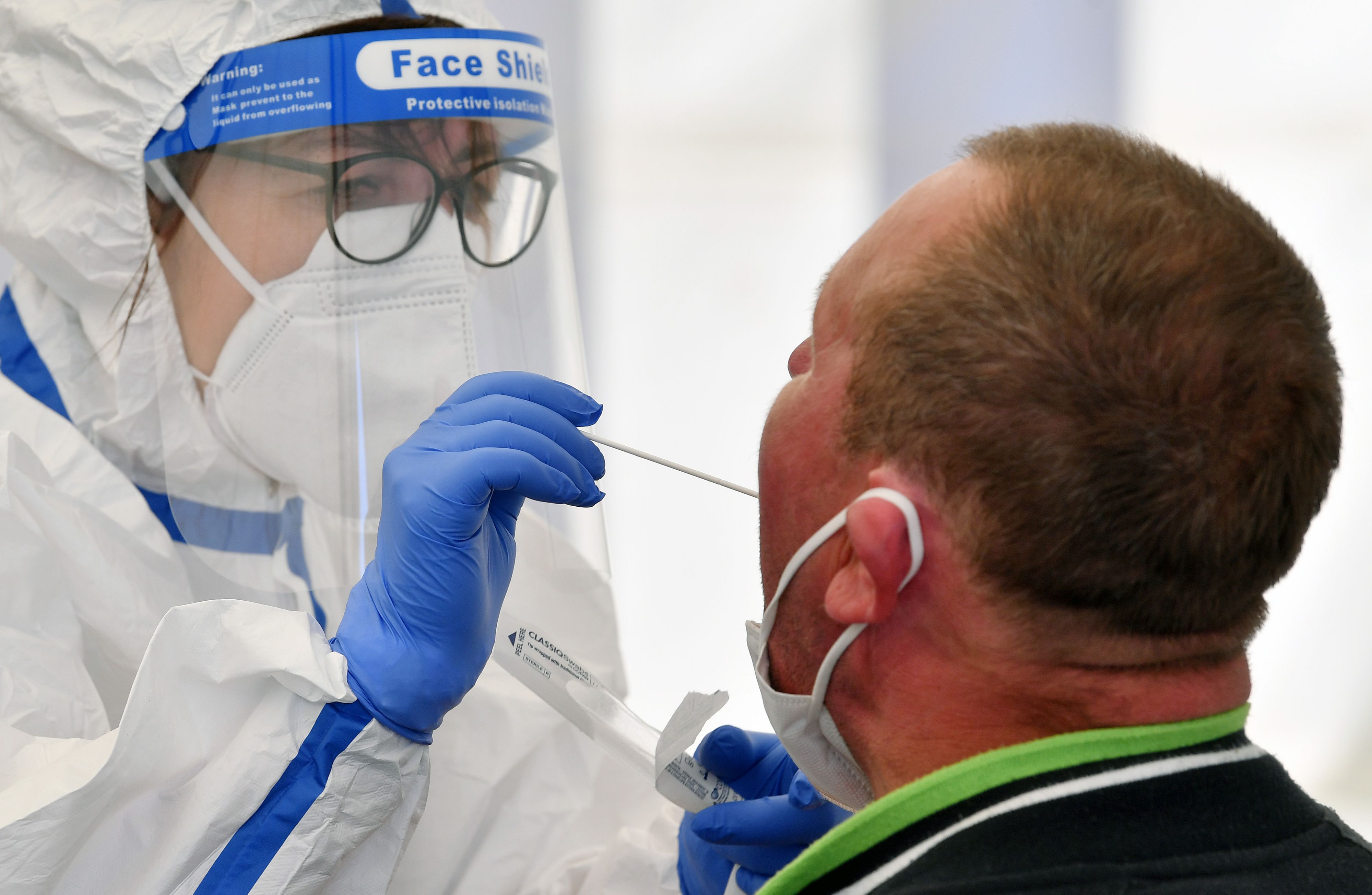 Download von www.picturedesk.com am 22.06.2021 (20:15).  30 June 2020, Saxony-Anhalt, Weißenfels: An employee of the Tönnies abattoir is tested in a tent next to the abattoir site on Corona. All employees of the slaughterhouse are to be tested for the corona virus. This was ordered by the Burgenland District in a general order. Photo: Hendrik Schmidt/dpa-Zentralbild/ZB - 20200630_PD3551 - Rechteinfo: Rights Managed (RM)