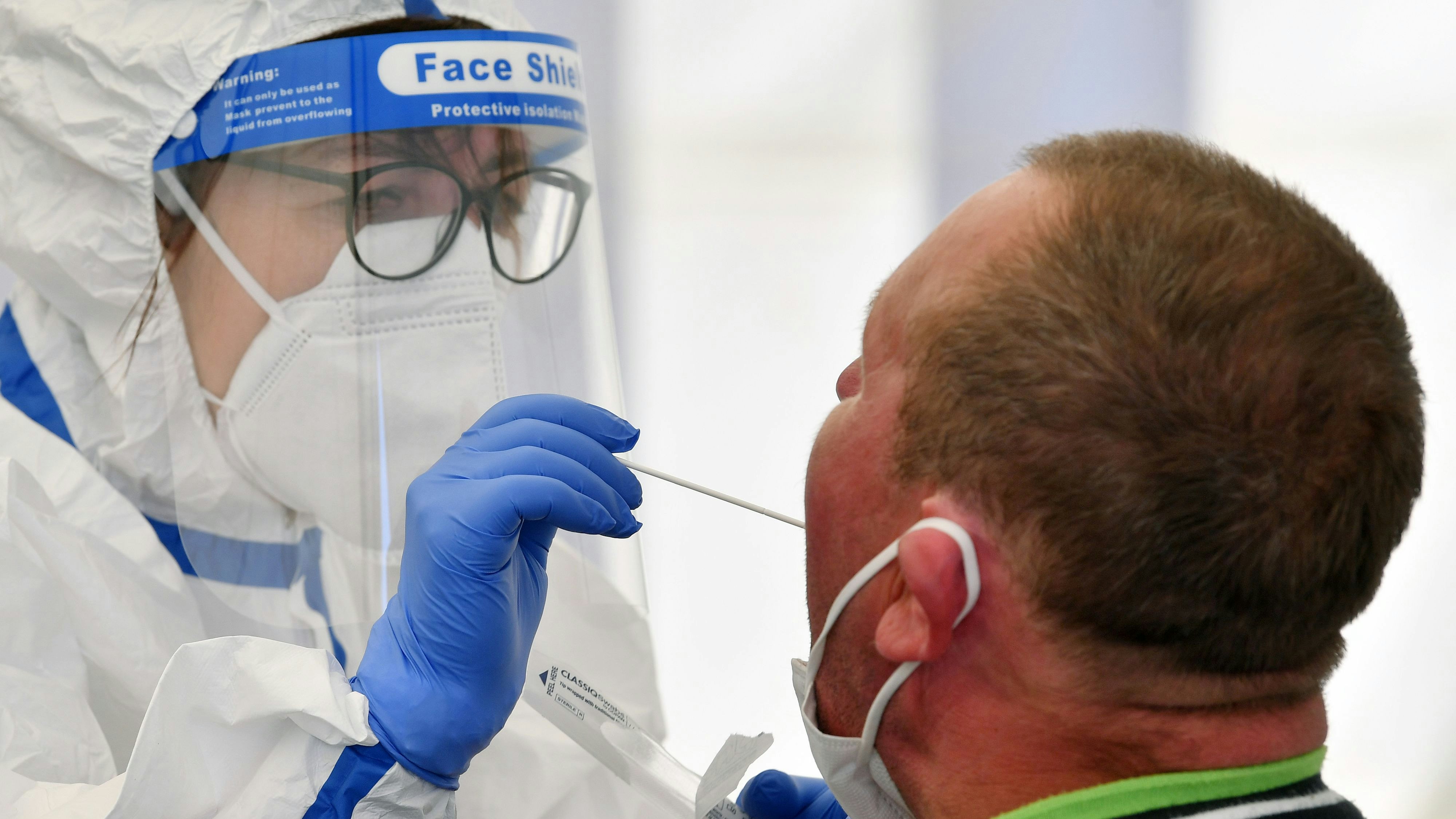 Download von www.picturedesk.com am 22.06.2021 (20:15).  30 June 2020, Saxony-Anhalt, Weißenfels: An employee of the Tönnies abattoir is tested in a tent next to the abattoir site on Corona. All employees of the slaughterhouse are to be tested for the corona virus. This was ordered by the Burgenland District in a general order. Photo: Hendrik Schmidt/dpa-Zentralbild/ZB - 20200630_PD3551 - Rechteinfo: Rights Managed (RM)