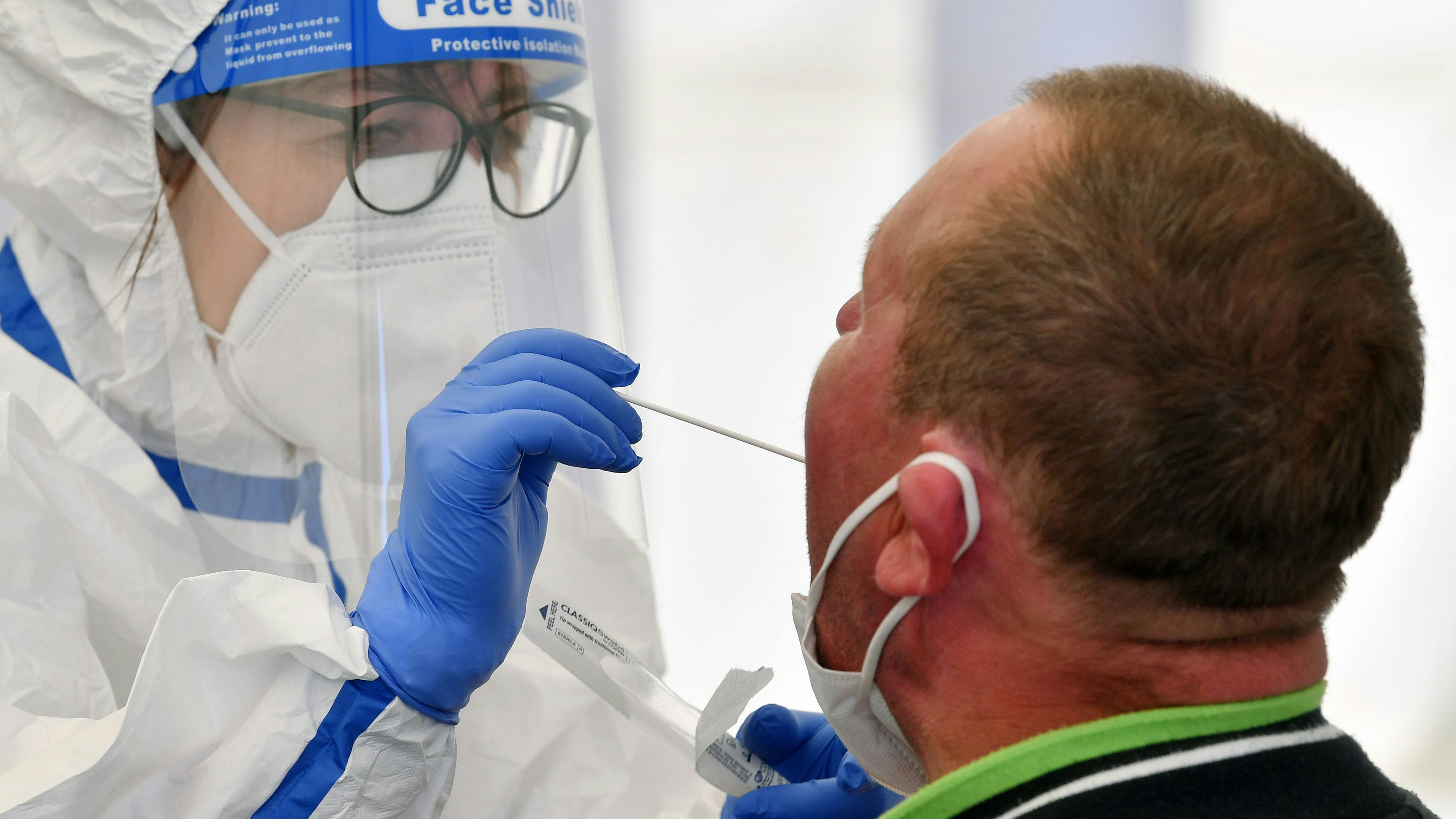 Download von www.picturedesk.com am 22.06.2021 (20:15).  30 June 2020, Saxony-Anhalt, Weißenfels: An employee of the Tönnies abattoir is tested in a tent next to the abattoir site on Corona. All employees of the slaughterhouse are to be tested for the corona virus. This was ordered by the Burgenland District in a general order. Photo: Hendrik Schmidt/dpa-Zentralbild/ZB - 20200630_PD3551 - Rechteinfo: Rights Managed (RM)