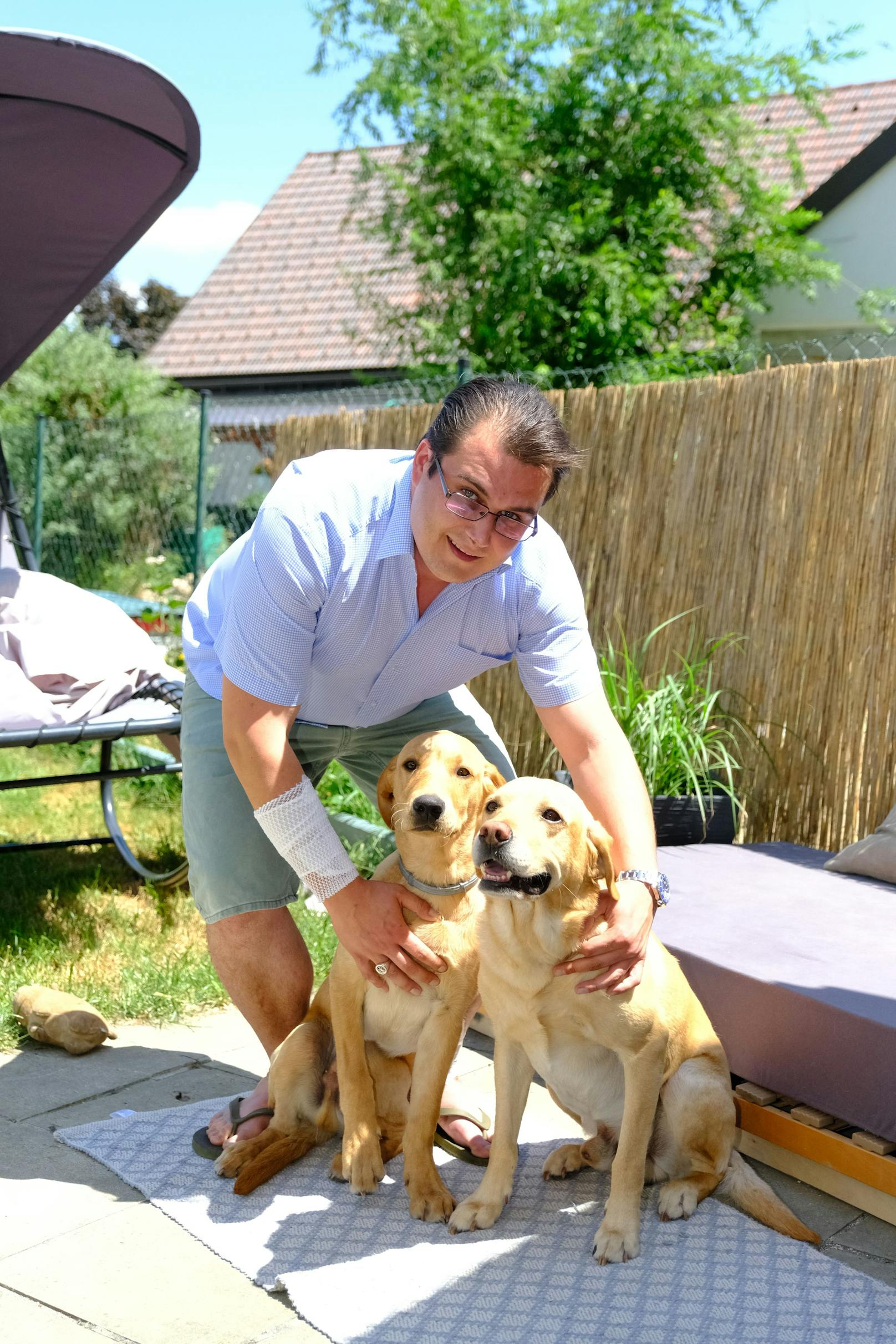 Philipp K. mit zwei seiner vier Hunde