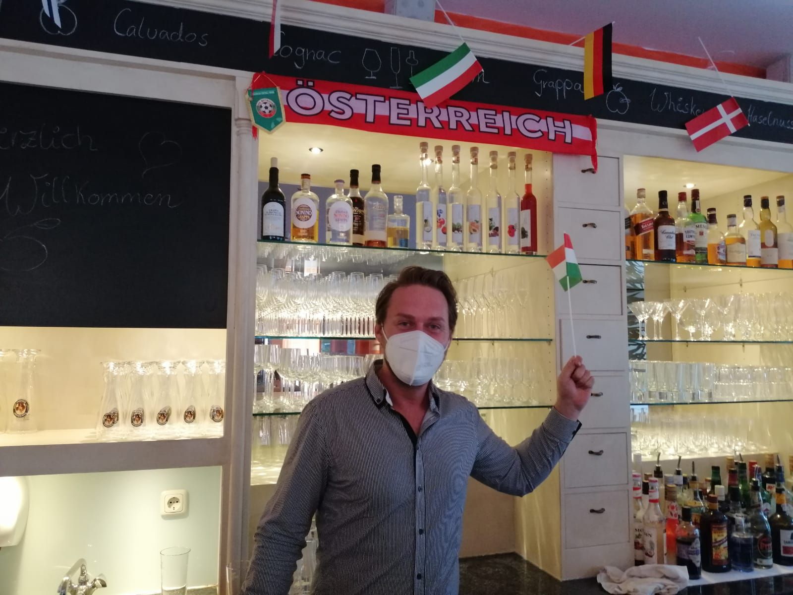 Bar-Chef David in der Adam's Bar drückt seinen Ungarn die Daumen
