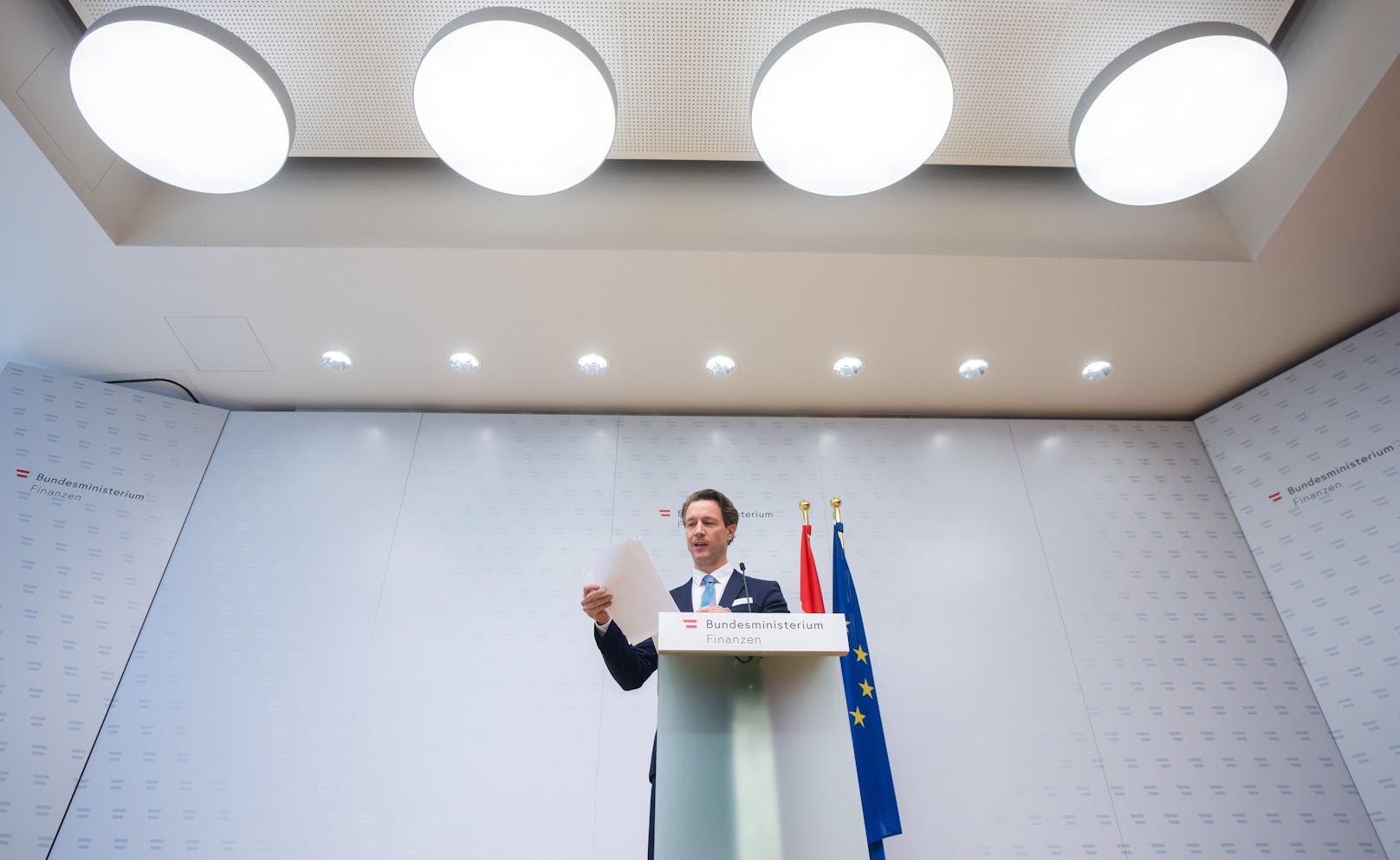 Bilder der Stellungnahme zu Aktenlieferungen des Finanzministeriums durch Minister Gernot Blümel (ÖVP) am 22. Juni 2021.