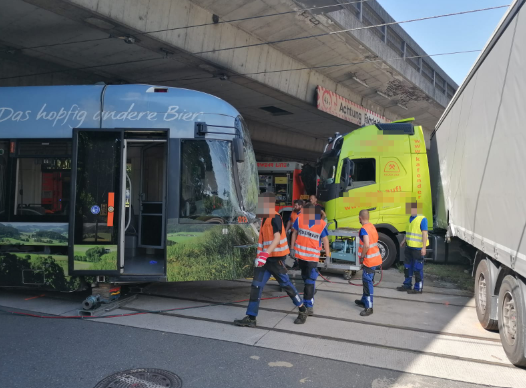 Die Straßenbahn entgleiste nach dem Crash.