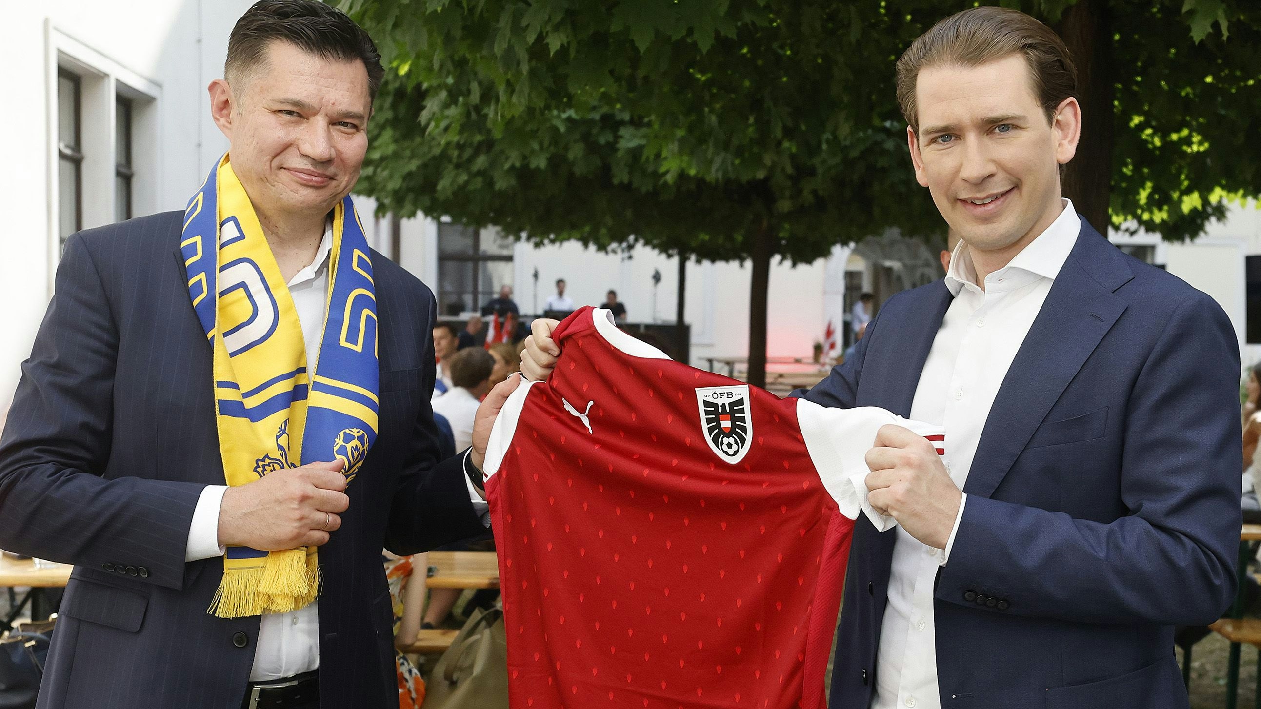 Sebastian Kurz mit dem ukrainischen Botschafter Oleksander Scherba beim Public Viewing im Kanzleramt.