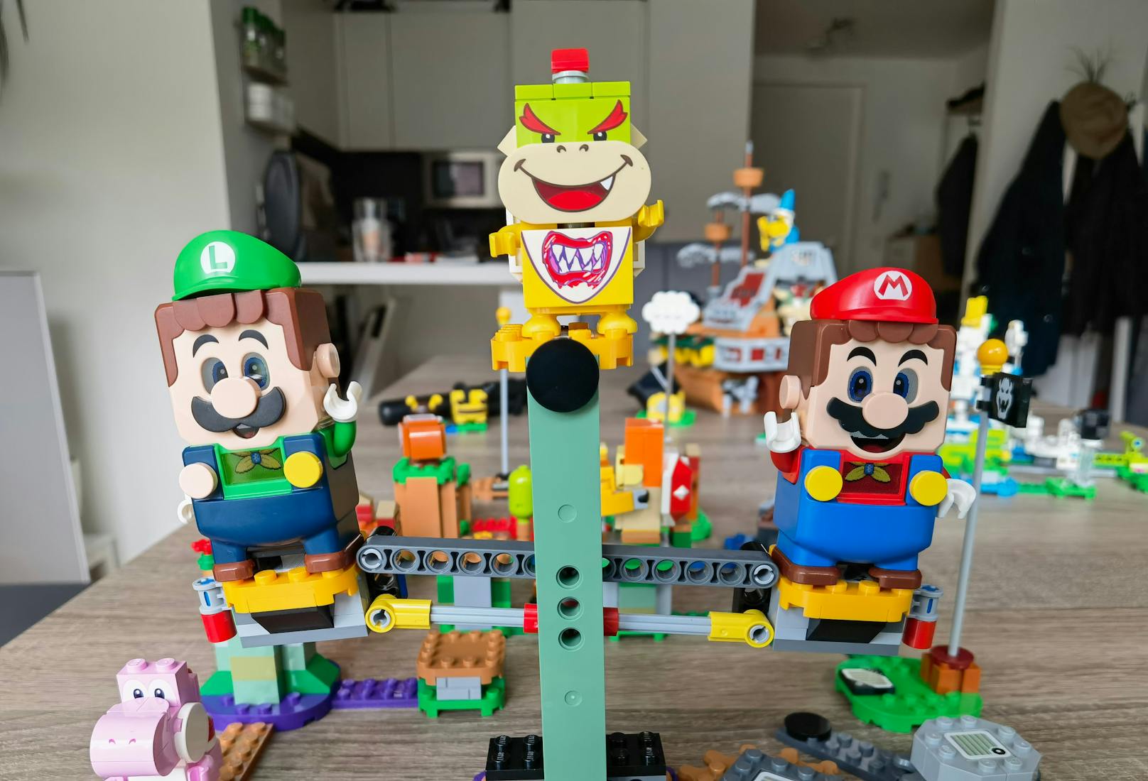 Luigi ist dabei nicht nur mit allen bisher erschienenen LEGO-Mario-Sets kompatibel, sondern bringt auch ganz neue Reaktionen und Funktionen ins Spiel. G