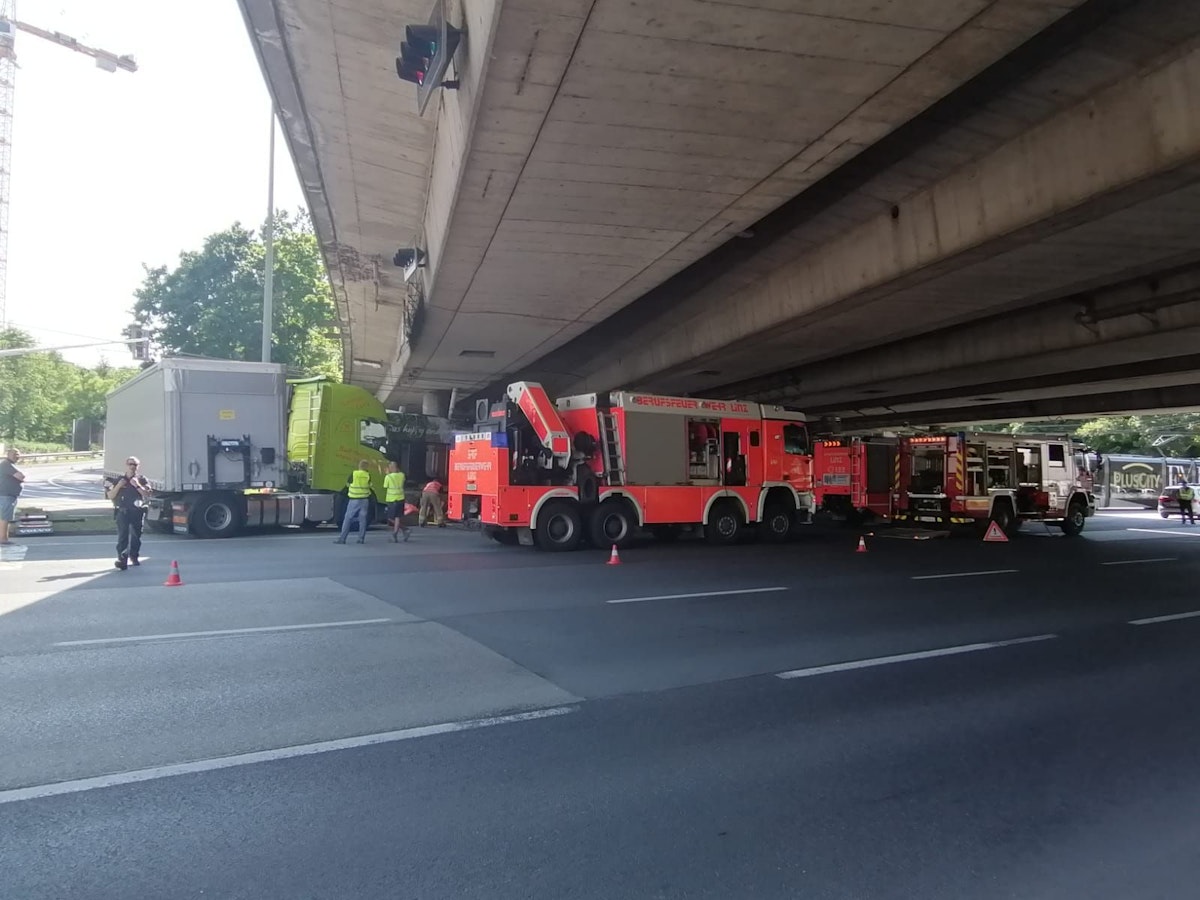 Ein Lkw-Fahrer hatte die Straßenbahn beim Abbiegen übersehen.