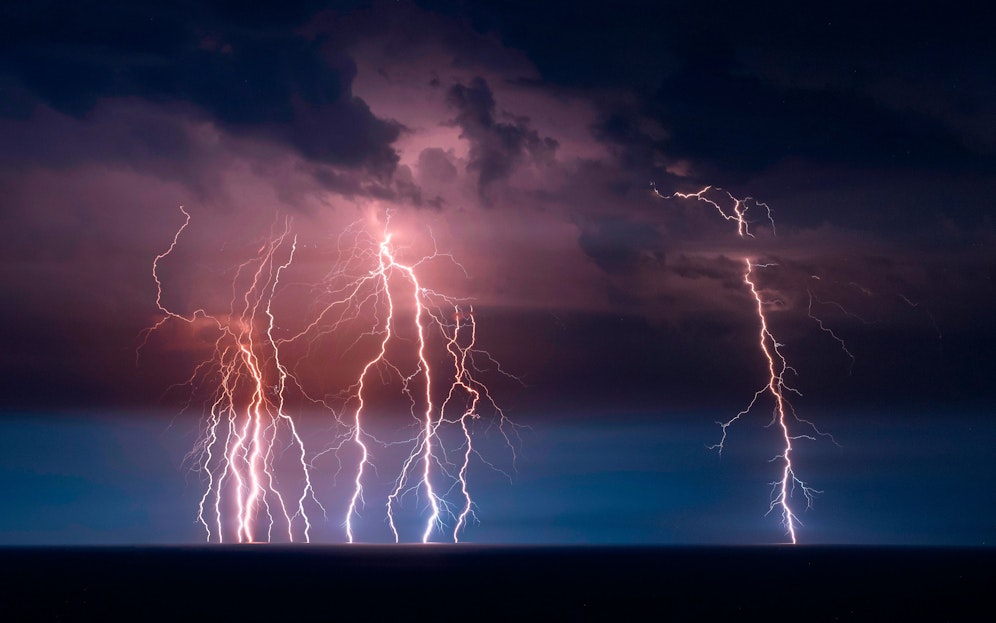 Blitz-Alarm: Auch am Dienstag warten schwere Unwetter.